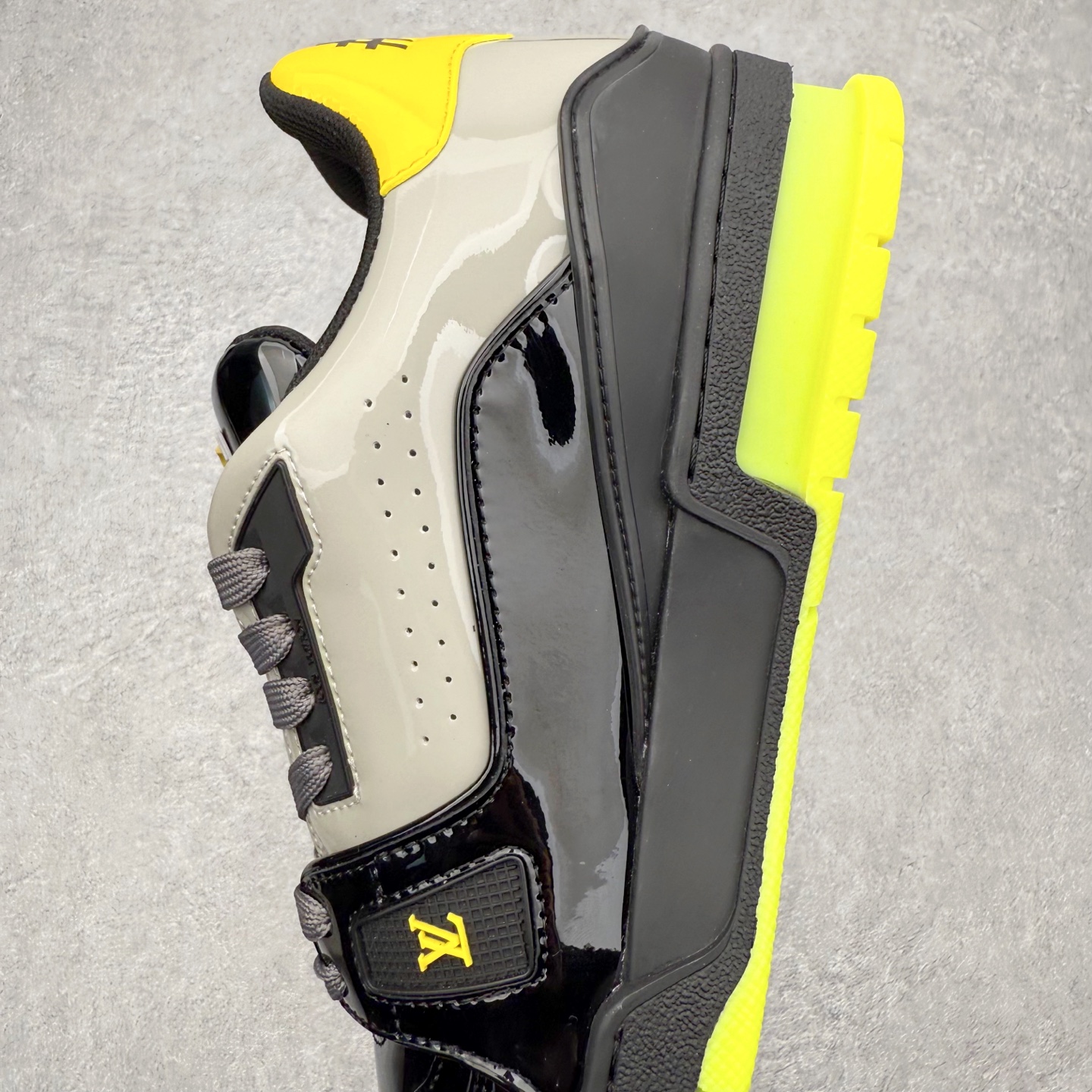 图片[7]-＃FS Louis Vuitton Trainer lv时装走秀运动鞋 完美鞋型超高的清洁度 零毛边线头瑕疵 全套原楦原纸版原鞋开模 全网最具灵魂的版型 正确原装黄色鞋盒 正确中底印花 鞋面印花3D高频深度立体 全鞋电脑针车 紧密相连 针距密度一致 环保乳胶注塑鞋垫 厚度脚感还原原版 皮面裁剪部位 统一油边封口工艺 原装橡胶大底含胶量大底组合零偏差 专柜全套包装 防尘袋 说明书 质保卡 男女鞋 尺码：35 36 37 38 39 40 41 42 43 44 45-选品中心