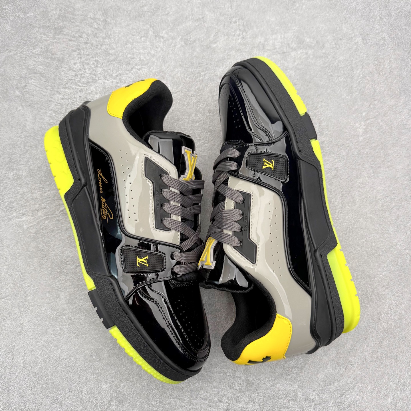 图片[3]-＃FS Louis Vuitton Trainer lv时装走秀运动鞋 完美鞋型超高的清洁度 零毛边线头瑕疵 全套原楦原纸版原鞋开模 全网最具灵魂的版型 正确原装黄色鞋盒 正确中底印花 鞋面印花3D高频深度立体 全鞋电脑针车 紧密相连 针距密度一致 环保乳胶注塑鞋垫 厚度脚感还原原版 皮面裁剪部位 统一油边封口工艺 原装橡胶大底含胶量大底组合零偏差 专柜全套包装 防尘袋 说明书 质保卡 男女鞋 尺码：35 36 37 38 39 40 41 42 43 44 45-选品中心