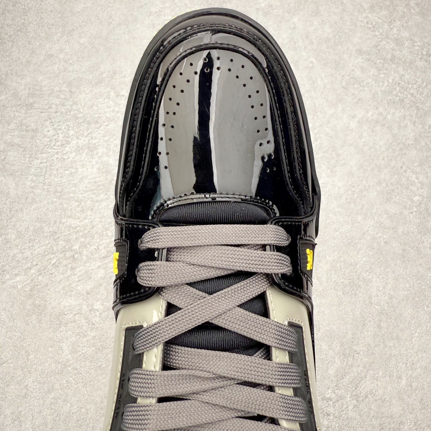 图片[4]-＃FS Louis Vuitton Trainer lv时装走秀运动鞋 完美鞋型超高的清洁度 零毛边线头瑕疵 全套原楦原纸版原鞋开模 全网最具灵魂的版型 正确原装黄色鞋盒 正确中底印花 鞋面印花3D高频深度立体 全鞋电脑针车 紧密相连 针距密度一致 环保乳胶注塑鞋垫 厚度脚感还原原版 皮面裁剪部位 统一油边封口工艺 原装橡胶大底含胶量大底组合零偏差 专柜全套包装 防尘袋 说明书 质保卡 男女鞋 尺码：35 36 37 38 39 40 41 42 43 44 45-选品中心