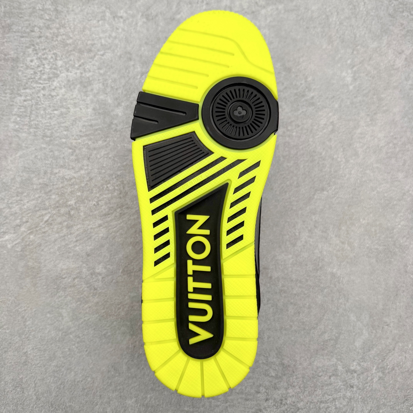 图片[9]-＃FS Louis Vuitton Trainer lv时装走秀运动鞋 完美鞋型超高的清洁度 零毛边线头瑕疵 全套原楦原纸版原鞋开模 全网最具灵魂的版型 正确原装黄色鞋盒 正确中底印花 鞋面印花3D高频深度立体 全鞋电脑针车 紧密相连 针距密度一致 环保乳胶注塑鞋垫 厚度脚感还原原版 皮面裁剪部位 统一油边封口工艺 原装橡胶大底含胶量大底组合零偏差 专柜全套包装 防尘袋 说明书 质保卡 男女鞋 尺码：35 36 37 38 39 40 41 42 43 44 45-选品中心