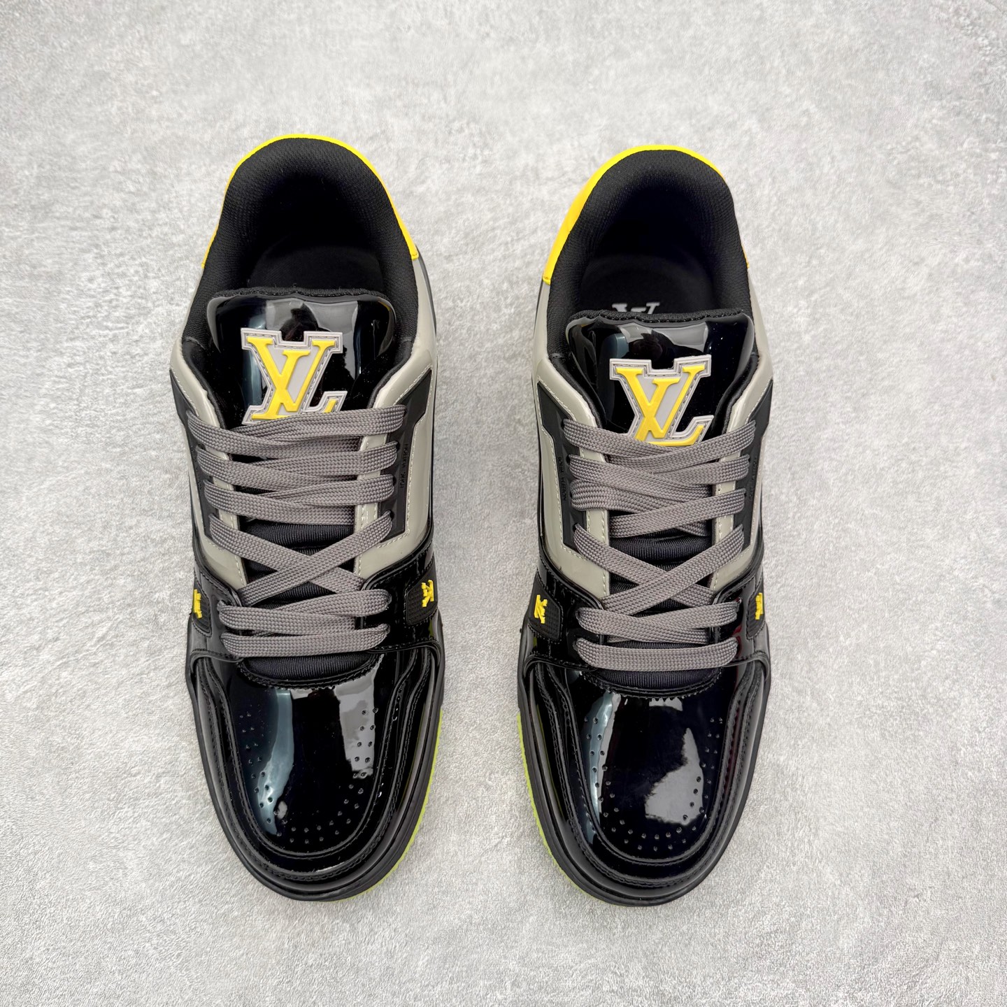 图片[2]-＃FS Louis Vuitton Trainer lv时装走秀运动鞋 完美鞋型超高的清洁度 零毛边线头瑕疵 全套原楦原纸版原鞋开模 全网最具灵魂的版型 正确原装黄色鞋盒 正确中底印花 鞋面印花3D高频深度立体 全鞋电脑针车 紧密相连 针距密度一致 环保乳胶注塑鞋垫 厚度脚感还原原版 皮面裁剪部位 统一油边封口工艺 原装橡胶大底含胶量大底组合零偏差 专柜全套包装 防尘袋 说明书 质保卡 男女鞋 尺码：35 36 37 38 39 40 41 42 43 44 45-选品中心