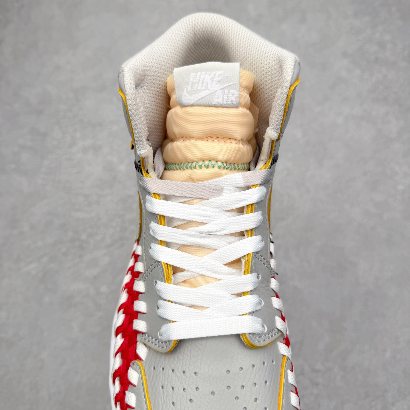 图片[5]-＃特价福利 Air Jordan AJ1 High 高帮定制配色 性价比批次 原盒原配 大厂出品 原厂楦头纸板数据开发 鞋型公整不松垮 采购头层皮料冲裁 高整洁度 上脚原汁原味的公司货既视感 原底独立模具 中底四线拉帮完美走线 原模大底咬花 实拍调校N版已经零色差零失真 百分百还原实物色彩所见即所得 不存在货不对板色差等低级问题 选购参考实物拍摄 不混卖不参货 只用心做好货严格选品 承诺混一赔十 尺码：36 36.5 37.5 38 38.5 39 40 40.5 41 42 42.5 43 44 44.5 45 46-选品中心