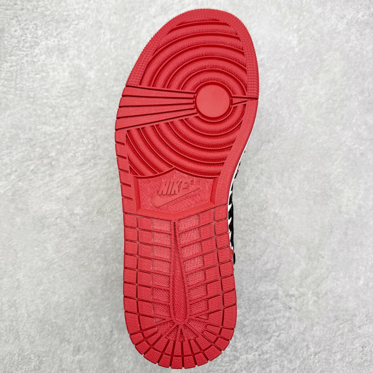 图片[9]-＃特价福利 Air Jordan AJ1 High 高帮定制配色 性价比批次 原盒原配 大厂出品 原厂楦头纸板数据开发 鞋型公整不松垮 采购头层皮料冲裁 高整洁度 上脚原汁原味的公司货既视感 原底独立模具 中底四线拉帮完美走线 原模大底咬花 实拍调校N版已经零色差零失真 百分百还原实物色彩所见即所得 不存在货不对板色差等低级问题 选购参考实物拍摄 不混卖不参货 只用心做好货严格选品 承诺混一赔十 尺码：36 36.5 37.5 38 38.5 39 40 40.5 41 42 42.5 43 44 44.5 45 46-选品中心