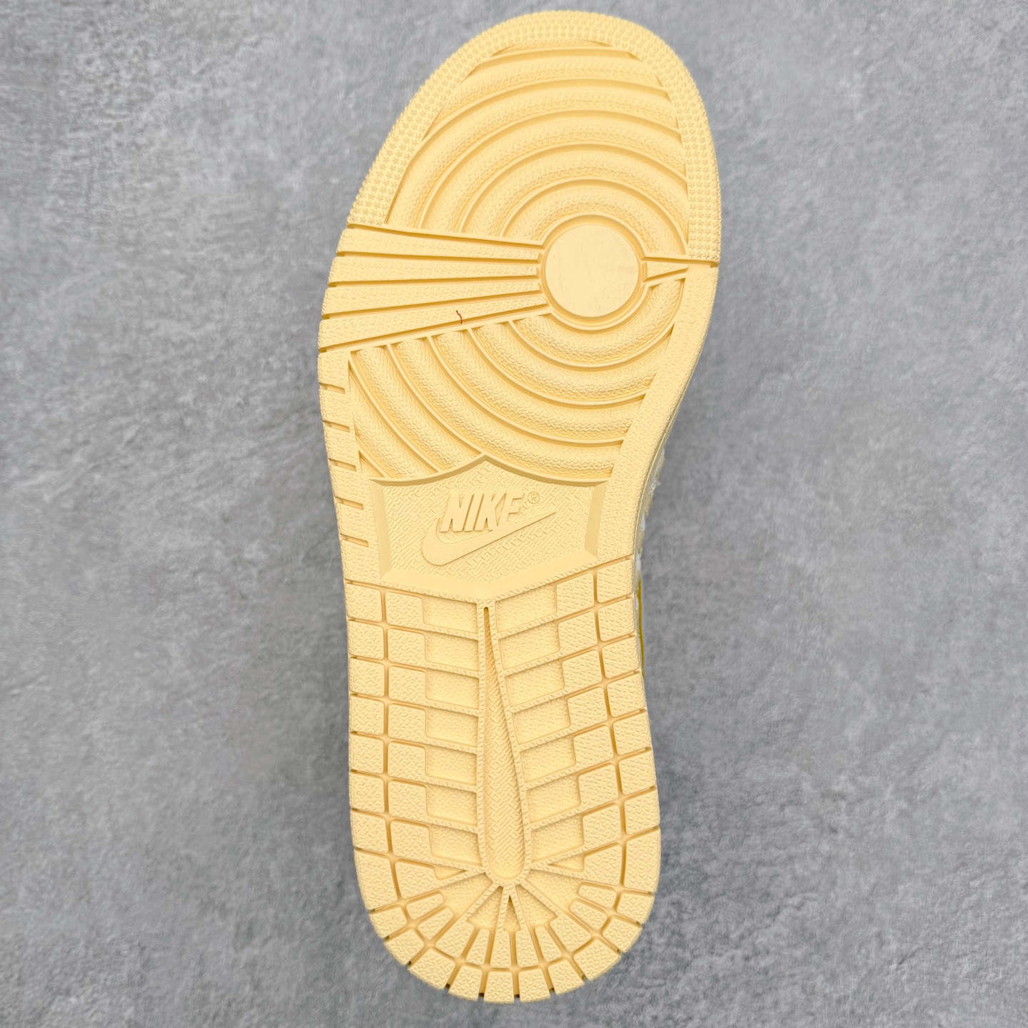 图片[9]-＃特价福利 Air Jordan AJ1 High 高帮定制配色 性价比批次 原盒原配 大厂出品 原厂楦头纸板数据开发 鞋型公整不松垮 采购头层皮料冲裁 高整洁度 上脚原汁原味的公司货既视感 原底独立模具 中底四线拉帮完美走线 原模大底咬花 实拍调校N版已经零色差零失真 百分百还原实物色彩所见即所得 不存在货不对板色差等低级问题 选购参考实物拍摄 不混卖不参货 只用心做好货严格选品 承诺混一赔十 尺码：36 36.5 37.5 38 38.5 39 40 40.5 41 42 42.5 43 44 44.5 45 46-选品中心