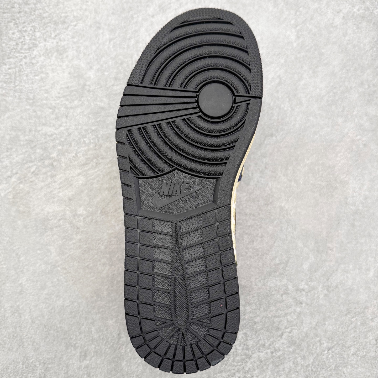 图片[9]-＃特价福利 Air Jordan AJ1 High 高帮定制配色 性价比批次 原盒原配 大厂出品 原厂楦头纸板数据开发 鞋型公整不松垮 采购头层皮料冲裁 高整洁度 上脚原汁原味的公司货既视感 原底独立模具 中底四线拉帮完美走线 原模大底咬花 实拍调校N版已经零色差零失真 百分百还原实物色彩所见即所得 不存在货不对板色差等低级问题 选购参考实物拍摄 不混卖不参货 只用心做好货严格选品 承诺混一赔十 尺码：36 36.5 37.5 38 38.5 39 40 40.5 41 42 42.5 43 44 44.5 45 46-选品中心