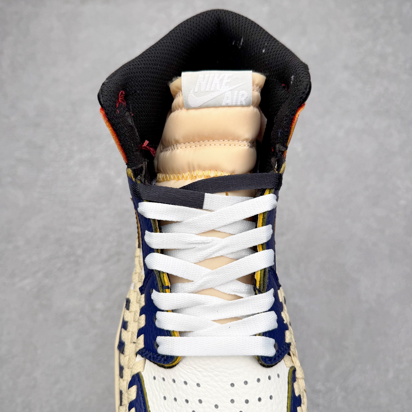 图片[5]-＃特价福利 Air Jordan AJ1 High 高帮定制配色 性价比批次 原盒原配 大厂出品 原厂楦头纸板数据开发 鞋型公整不松垮 采购头层皮料冲裁 高整洁度 上脚原汁原味的公司货既视感 原底独立模具 中底四线拉帮完美走线 原模大底咬花 实拍调校N版已经零色差零失真 百分百还原实物色彩所见即所得 不存在货不对板色差等低级问题 选购参考实物拍摄 不混卖不参货 只用心做好货严格选品 承诺混一赔十 尺码：36 36.5 37.5 38 38.5 39 40 40.5 41 42 42.5 43 44 44.5 45 46-选品中心