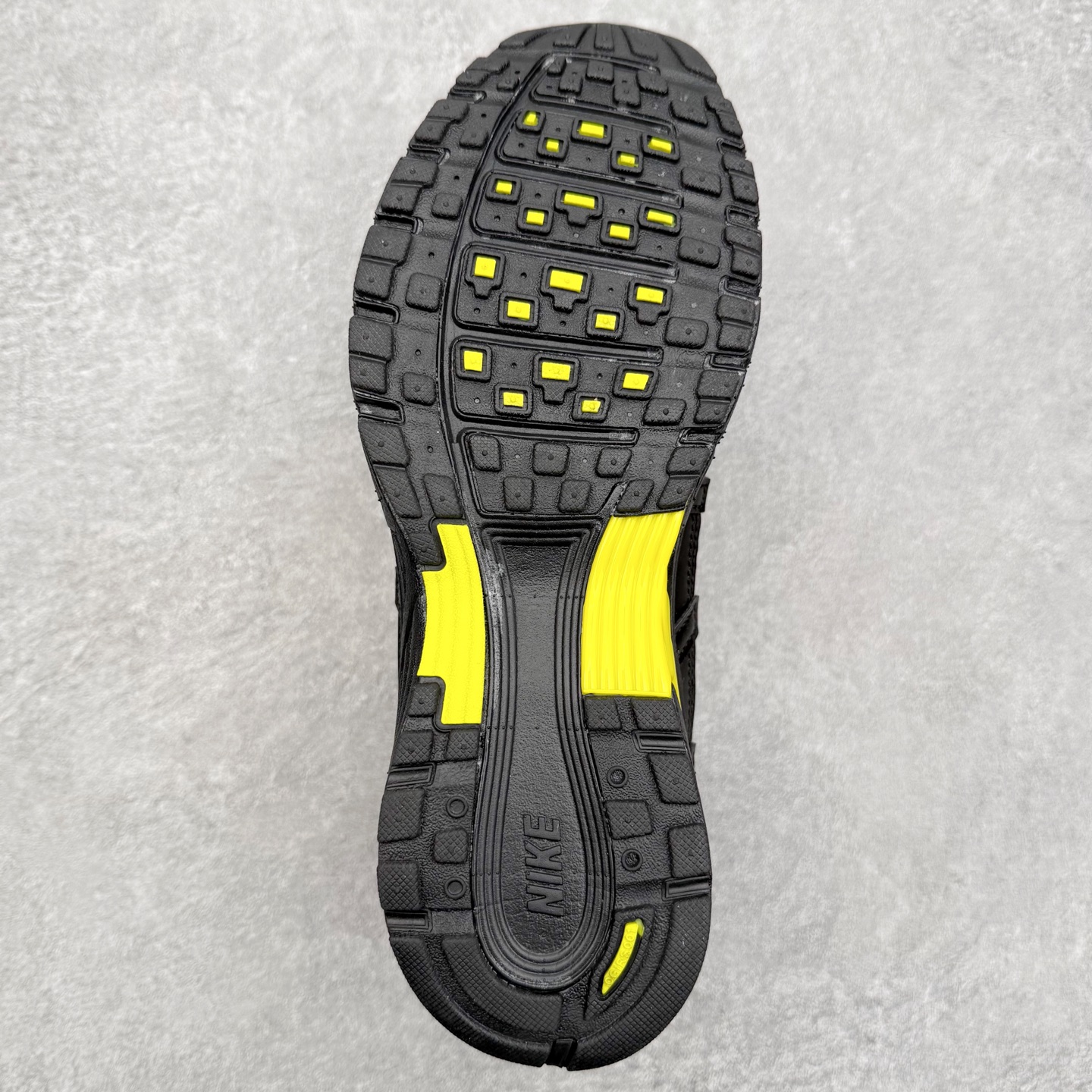 图片[9]-NK P-6000 系列低帮复古老爹风休闲运动舒适慢跑鞋 FV0943-001 融合 Pegasus 过往运动鞋设计 助力 21 世纪早期跑步运动跃升时尚新高度 采用透气网眼布、运动风格线条和耐穿覆面 兼具吸睛外观和舒适感受 中底泡绵以田径赛道为灵感 打造厚实设计 缔造出众缓震性能 尺码：36 36.5 37.5 38 38.5 39 40 40.5 41 42 42.5 43 44 44.5 45-选品中心