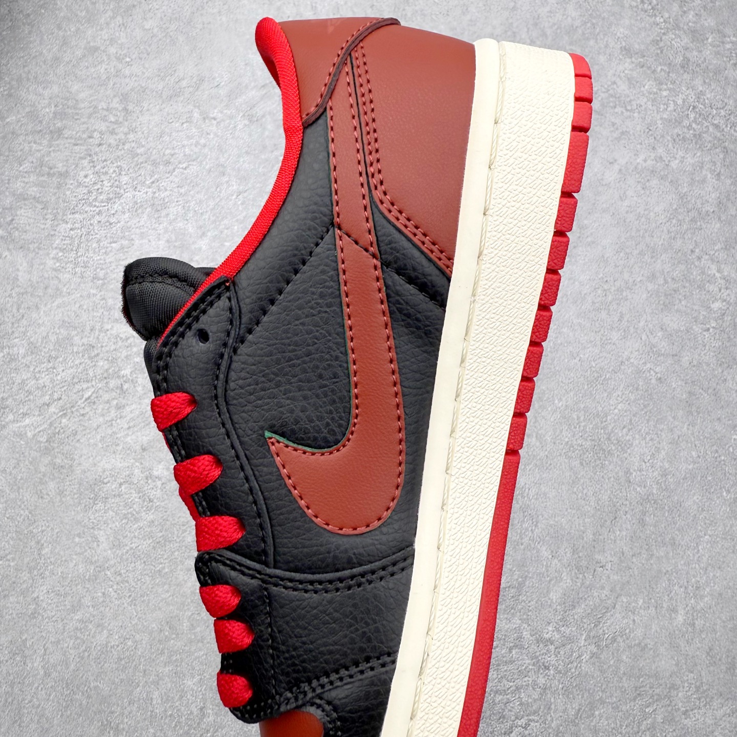 图片[7]-＃K版 Air Jordan AJ1 Low 低帮 CZ0755-036 全新流水线出品 DT版本唯一平替选择 市场第二梯队最强版 全部原鞋开发 原楦原纸板开发 全鞋电脑针车 原厂内置全掌气垫 原盒内在原标 唯一Zp原版鞋带绑法 免检产品 全新2022版型 全头层皮料 完美零毛边处理 原厂配置全掌气垫 价格定位良心 几十个配色陆续出货 实拍调校N版已经零色差零失真 百分百还原实物色彩所见即所得 不存在货不对板色差等低级问题 选购参考实物拍摄 不混卖不参货 只用心做好货严格选品 承诺混一赔十 尺码：36 36.5 37.5 38 38.5 39 40 40.5 41 42 42.5 43 44 44.5 45-选品中心