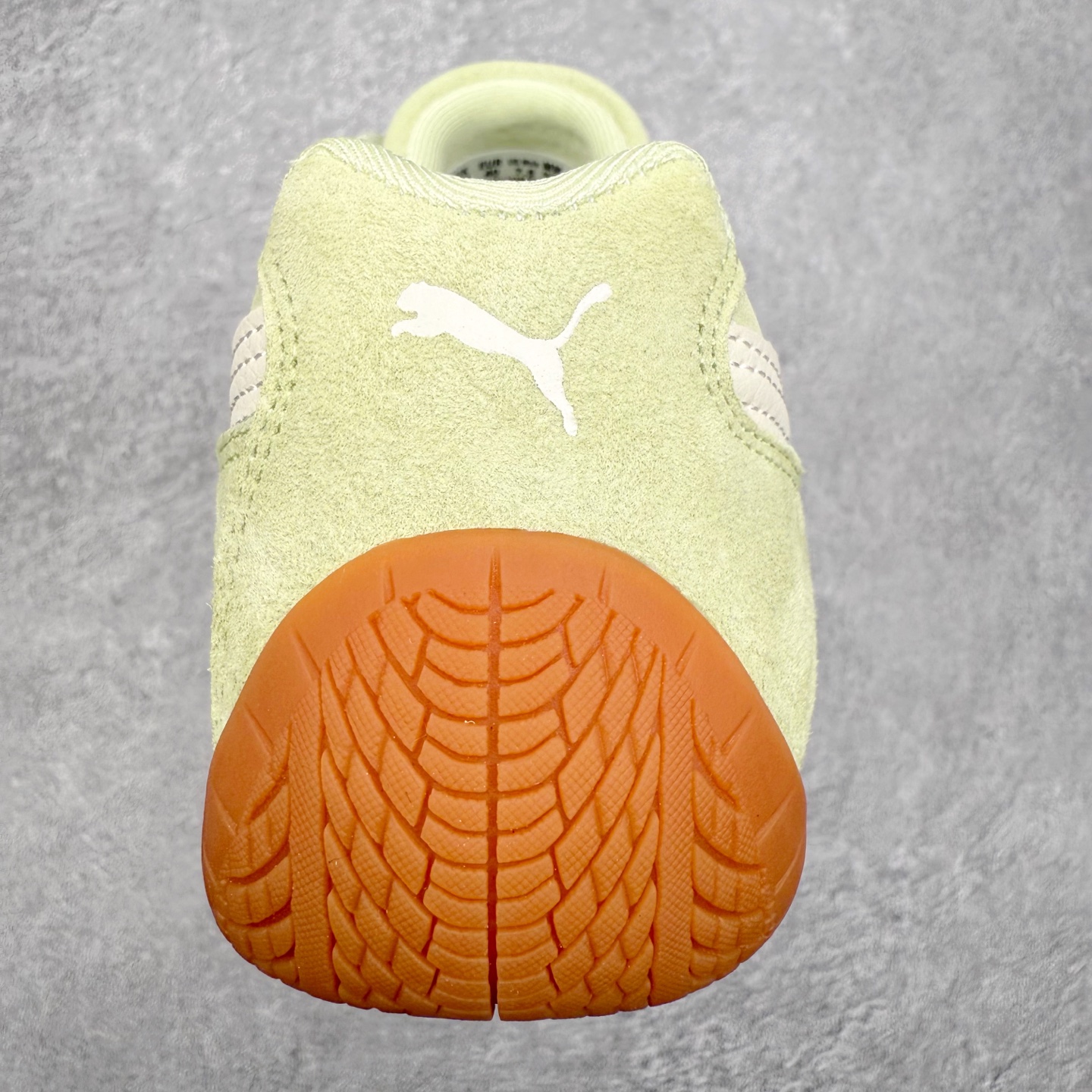 图片[8]-PUMA Speedca OG 彪马极速赛车系列低帮德训风拼接复古百搭休闲运动赛车鞋 鞋款从80、90年代赛车手所穿的防火赛车鞋为原型，鞋身线条模仿了赛车的流线廓形，体现了空气动力学原理的结构。简约流畅的外观，恰好又和贯穿其中的Formstrip Logo融合恰到好处，视觉上细节丰富且协调。本次Speedcat OG鞋款归来，最大看点自然式保留了窄版鞋型以及薄底构造。这两年各品牌鞋底越做越厚，Speedcat反其道而行之，上脚几乎无鞋底的效果带来耳目一新的视觉体验。鞋面依旧是以质感细腻的麂皮材质打造，并且大面积近乎全包裹的使用，复古味道也愈发浓烈。配色上更是将最原始的黑色和红色带回，向F1赛车队的标志性队服致敬。相信让各位一眼种草的更多是出挑的大红色，上脚即可瞬间点亮整体造型，在以球鞋为核心的OOTD中脱颖而出。而另一款黑色则是低调的万金油，彰显新潮个性的同时又不喧宾夺主，也是热爱简约系穿搭朋友的首选。 尺码：35.5 36 37 37.5 38 38.5 39 40 40.5 41 42 42.5 43 44 44.5 45-选品中心