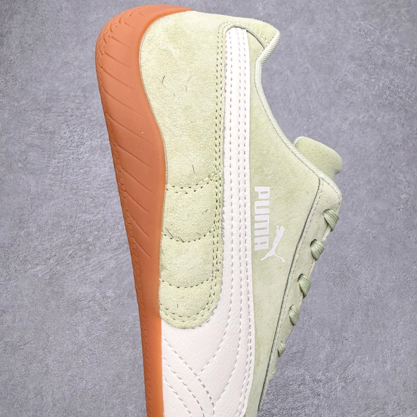 图片[6]-PUMA Speedca OG 彪马极速赛车系列低帮德训风拼接复古百搭休闲运动赛车鞋 鞋款从80、90年代赛车手所穿的防火赛车鞋为原型，鞋身线条模仿了赛车的流线廓形，体现了空气动力学原理的结构。简约流畅的外观，恰好又和贯穿其中的Formstrip Logo融合恰到好处，视觉上细节丰富且协调。本次Speedcat OG鞋款归来，最大看点自然式保留了窄版鞋型以及薄底构造。这两年各品牌鞋底越做越厚，Speedcat反其道而行之，上脚几乎无鞋底的效果带来耳目一新的视觉体验。鞋面依旧是以质感细腻的麂皮材质打造，并且大面积近乎全包裹的使用，复古味道也愈发浓烈。配色上更是将最原始的黑色和红色带回，向F1赛车队的标志性队服致敬。相信让各位一眼种草的更多是出挑的大红色，上脚即可瞬间点亮整体造型，在以球鞋为核心的OOTD中脱颖而出。而另一款黑色则是低调的万金油，彰显新潮个性的同时又不喧宾夺主，也是热爱简约系穿搭朋友的首选。 尺码：35.5 36 37 37.5 38 38.5 39 40 40.5 41 42 42.5 43 44 44.5 45-选品中心