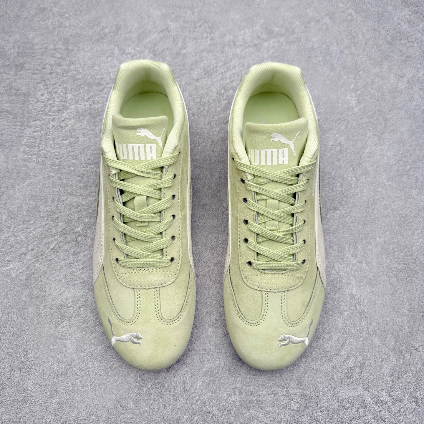 图片[2]-PUMA Speedca OG 彪马极速赛车系列低帮德训风拼接复古百搭休闲运动赛车鞋 鞋款从80、90年代赛车手所穿的防火赛车鞋为原型，鞋身线条模仿了赛车的流线廓形，体现了空气动力学原理的结构。简约流畅的外观，恰好又和贯穿其中的Formstrip Logo融合恰到好处，视觉上细节丰富且协调。本次Speedcat OG鞋款归来，最大看点自然式保留了窄版鞋型以及薄底构造。这两年各品牌鞋底越做越厚，Speedcat反其道而行之，上脚几乎无鞋底的效果带来耳目一新的视觉体验。鞋面依旧是以质感细腻的麂皮材质打造，并且大面积近乎全包裹的使用，复古味道也愈发浓烈。配色上更是将最原始的黑色和红色带回，向F1赛车队的标志性队服致敬。相信让各位一眼种草的更多是出挑的大红色，上脚即可瞬间点亮整体造型，在以球鞋为核心的OOTD中脱颖而出。而另一款黑色则是低调的万金油，彰显新潮个性的同时又不喧宾夺主，也是热爱简约系穿搭朋友的首选。 尺码：35.5 36 37 37.5 38 38.5 39 40 40.5 41 42 42.5 43 44 44.5 45-选品中心