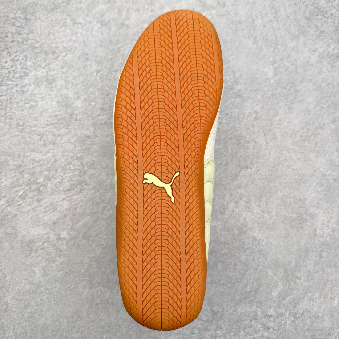 图片[9]-PUMA Speedca OG 彪马极速赛车系列低帮德训风拼接复古百搭休闲运动赛车鞋 鞋款从80、90年代赛车手所穿的防火赛车鞋为原型，鞋身线条模仿了赛车的流线廓形，体现了空气动力学原理的结构。简约流畅的外观，恰好又和贯穿其中的Formstrip Logo融合恰到好处，视觉上细节丰富且协调。本次Speedcat OG鞋款归来，最大看点自然式保留了窄版鞋型以及薄底构造。这两年各品牌鞋底越做越厚，Speedcat反其道而行之，上脚几乎无鞋底的效果带来耳目一新的视觉体验。鞋面依旧是以质感细腻的麂皮材质打造，并且大面积近乎全包裹的使用，复古味道也愈发浓烈。配色上更是将最原始的黑色和红色带回，向F1赛车队的标志性队服致敬。相信让各位一眼种草的更多是出挑的大红色，上脚即可瞬间点亮整体造型，在以球鞋为核心的OOTD中脱颖而出。而另一款黑色则是低调的万金油，彰显新潮个性的同时又不喧宾夺主，也是热爱简约系穿搭朋友的首选。 尺码：35.5 36 37 37.5 38 38.5 39 40 40.5 41 42 42.5 43 44 44.5 45-选品中心