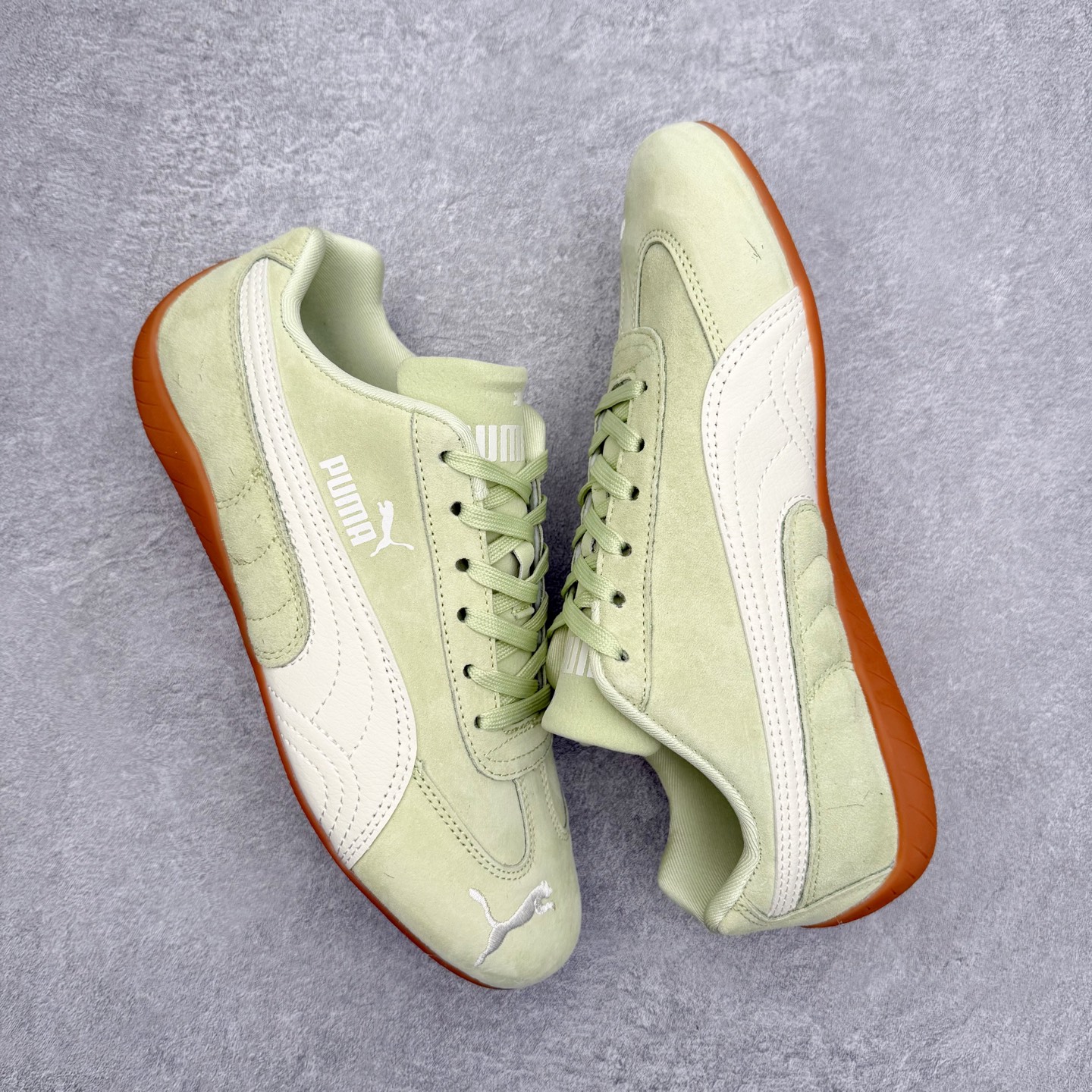 图片[3]-PUMA Speedca OG 彪马极速赛车系列低帮德训风拼接复古百搭休闲运动赛车鞋 鞋款从80、90年代赛车手所穿的防火赛车鞋为原型，鞋身线条模仿了赛车的流线廓形，体现了空气动力学原理的结构。简约流畅的外观，恰好又和贯穿其中的Formstrip Logo融合恰到好处，视觉上细节丰富且协调。本次Speedcat OG鞋款归来，最大看点自然式保留了窄版鞋型以及薄底构造。这两年各品牌鞋底越做越厚，Speedcat反其道而行之，上脚几乎无鞋底的效果带来耳目一新的视觉体验。鞋面依旧是以质感细腻的麂皮材质打造，并且大面积近乎全包裹的使用，复古味道也愈发浓烈。配色上更是将最原始的黑色和红色带回，向F1赛车队的标志性队服致敬。相信让各位一眼种草的更多是出挑的大红色，上脚即可瞬间点亮整体造型，在以球鞋为核心的OOTD中脱颖而出。而另一款黑色则是低调的万金油，彰显新潮个性的同时又不喧宾夺主，也是热爱简约系穿搭朋友的首选。 尺码：35.5 36 37 37.5 38 38.5 39 40 40.5 41 42 42.5 43 44 44.5 45-选品中心