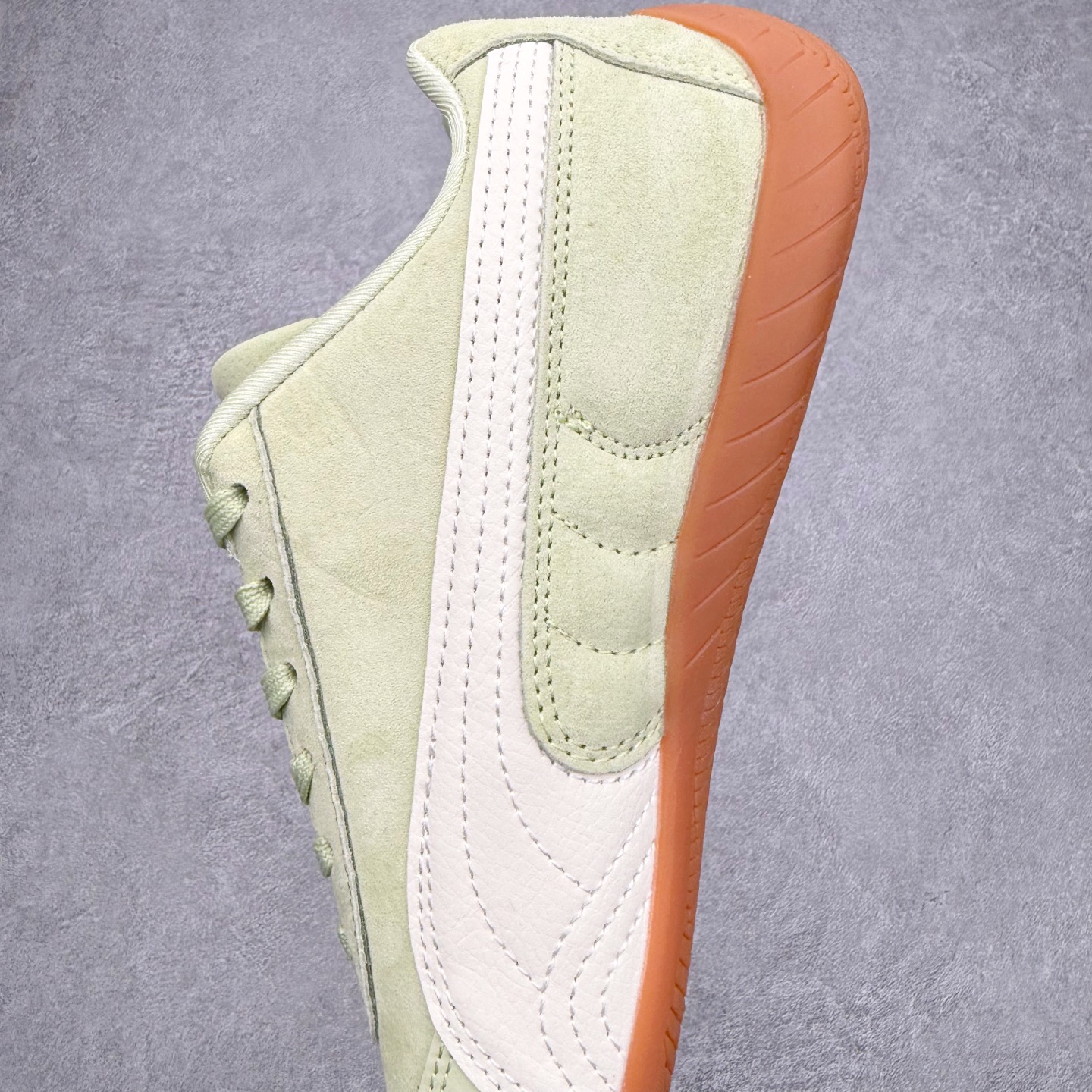 图片[7]-PUMA Speedca OG 彪马极速赛车系列低帮德训风拼接复古百搭休闲运动赛车鞋 鞋款从80、90年代赛车手所穿的防火赛车鞋为原型，鞋身线条模仿了赛车的流线廓形，体现了空气动力学原理的结构。简约流畅的外观，恰好又和贯穿其中的Formstrip Logo融合恰到好处，视觉上细节丰富且协调。本次Speedcat OG鞋款归来，最大看点自然式保留了窄版鞋型以及薄底构造。这两年各品牌鞋底越做越厚，Speedcat反其道而行之，上脚几乎无鞋底的效果带来耳目一新的视觉体验。鞋面依旧是以质感细腻的麂皮材质打造，并且大面积近乎全包裹的使用，复古味道也愈发浓烈。配色上更是将最原始的黑色和红色带回，向F1赛车队的标志性队服致敬。相信让各位一眼种草的更多是出挑的大红色，上脚即可瞬间点亮整体造型，在以球鞋为核心的OOTD中脱颖而出。而另一款黑色则是低调的万金油，彰显新潮个性的同时又不喧宾夺主，也是热爱简约系穿搭朋友的首选。 尺码：35.5 36 37 37.5 38 38.5 39 40 40.5 41 42 42.5 43 44 44.5 45-选品中心