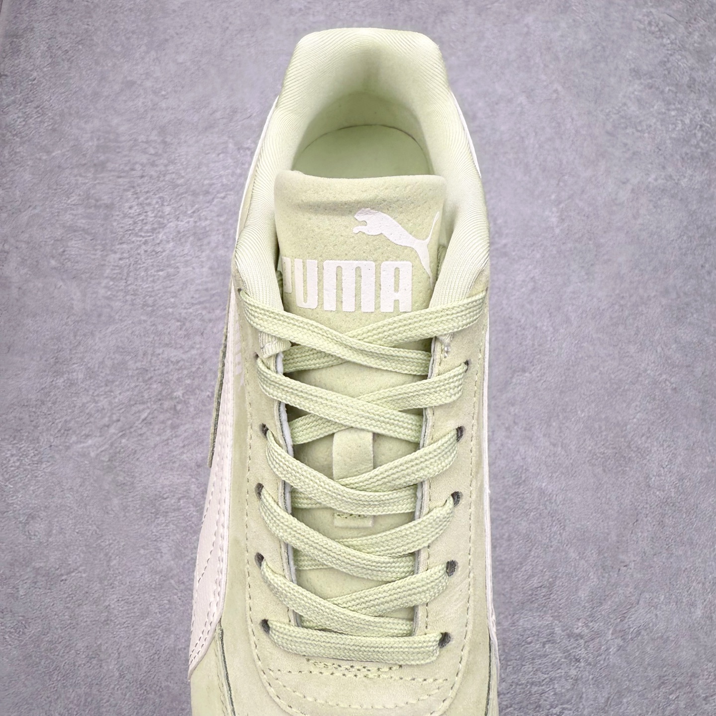 图片[5]-PUMA Speedca OG 彪马极速赛车系列低帮德训风拼接复古百搭休闲运动赛车鞋 鞋款从80、90年代赛车手所穿的防火赛车鞋为原型，鞋身线条模仿了赛车的流线廓形，体现了空气动力学原理的结构。简约流畅的外观，恰好又和贯穿其中的Formstrip Logo融合恰到好处，视觉上细节丰富且协调。本次Speedcat OG鞋款归来，最大看点自然式保留了窄版鞋型以及薄底构造。这两年各品牌鞋底越做越厚，Speedcat反其道而行之，上脚几乎无鞋底的效果带来耳目一新的视觉体验。鞋面依旧是以质感细腻的麂皮材质打造，并且大面积近乎全包裹的使用，复古味道也愈发浓烈。配色上更是将最原始的黑色和红色带回，向F1赛车队的标志性队服致敬。相信让各位一眼种草的更多是出挑的大红色，上脚即可瞬间点亮整体造型，在以球鞋为核心的OOTD中脱颖而出。而另一款黑色则是低调的万金油，彰显新潮个性的同时又不喧宾夺主，也是热爱简约系穿搭朋友的首选。 尺码：35.5 36 37 37.5 38 38.5 39 40 40.5 41 42 42.5 43 44 44.5 45-选品中心