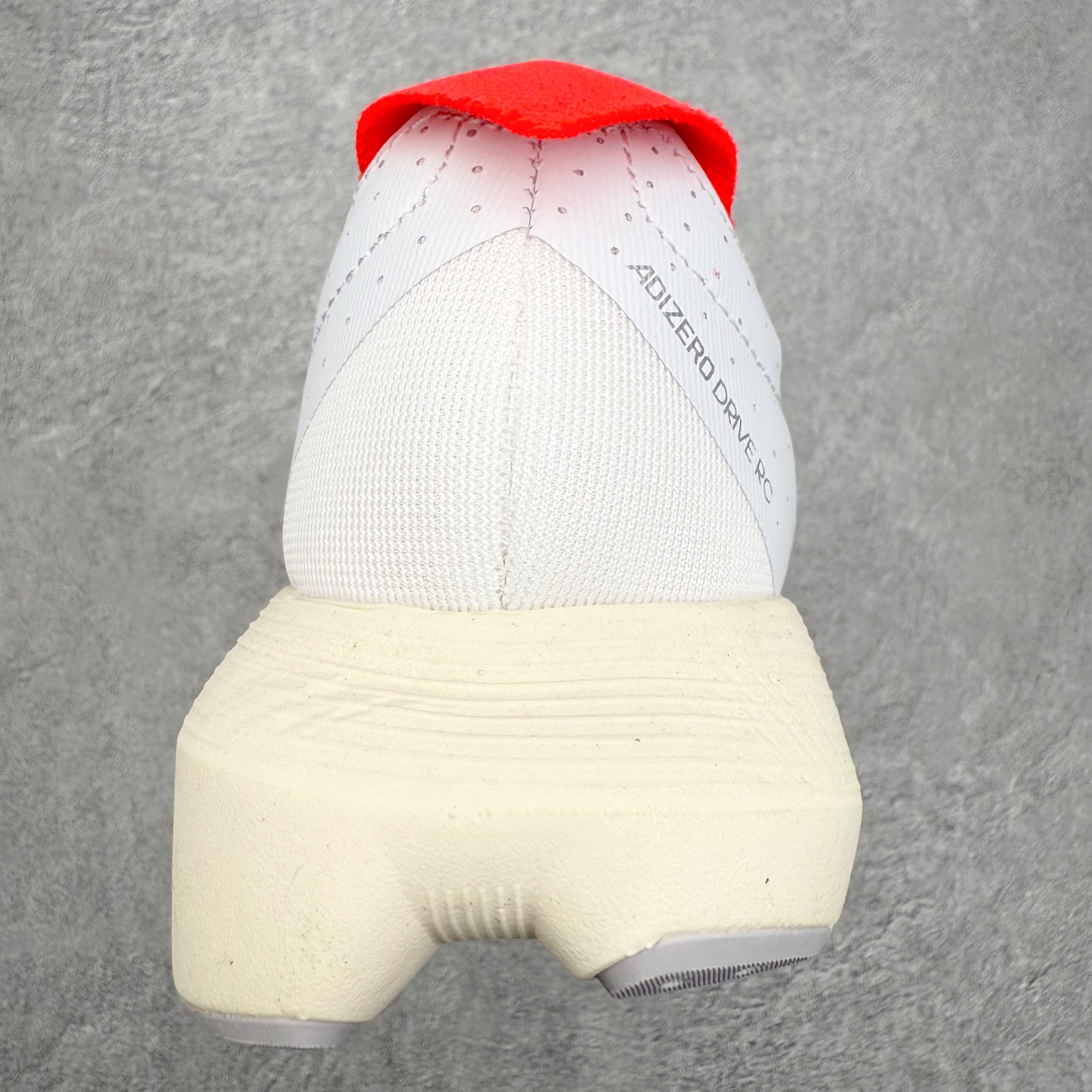 图片[8]-AD Adizero Drive RC M 马拉松竞速专业跑鞋 CELERMESH针织网面非常轻薄 纤维间的缝隙很大 可以保证跑步时的透气、排汗效果 鞋舌直接与两侧的内衬和鞋底连接在一起 在跑步过程中不会被鞋舌的左右移动所困扰 在标准鞋带孔的基础上再拓宽一组鞋带孔 适合不同脚型的需求 突破性 EnergyRods 技术，有助于跑者实现更好的成绩 中底独特的LIGHTSTRIKE PRO泡棉材质 微弹感觉在跑步过程中给予了良好的支撑体验 对于顶级精英和高水平进阶跑者来说 ADIOS PRO是一双值得信赖的竞速比赛用鞋 尺码：36 36.5 37.5 38 38.5 39 40 40.5 41 42 42.5 43 44 44.5 45-选品中心