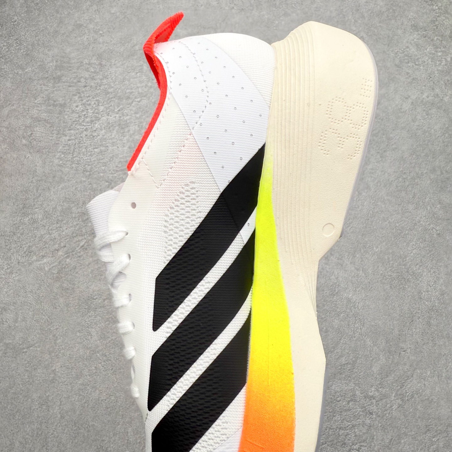 图片[7]-AD Adizero Drive RC M 马拉松竞速专业跑鞋 CELERMESH针织网面非常轻薄 纤维间的缝隙很大 可以保证跑步时的透气、排汗效果 鞋舌直接与两侧的内衬和鞋底连接在一起 在跑步过程中不会被鞋舌的左右移动所困扰 在标准鞋带孔的基础上再拓宽一组鞋带孔 适合不同脚型的需求 突破性 EnergyRods 技术，有助于跑者实现更好的成绩 中底独特的LIGHTSTRIKE PRO泡棉材质 微弹感觉在跑步过程中给予了良好的支撑体验 对于顶级精英和高水平进阶跑者来说 ADIOS PRO是一双值得信赖的竞速比赛用鞋 尺码：36 36.5 37.5 38 38.5 39 40 40.5 41 42 42.5 43 44 44.5 45-选品中心