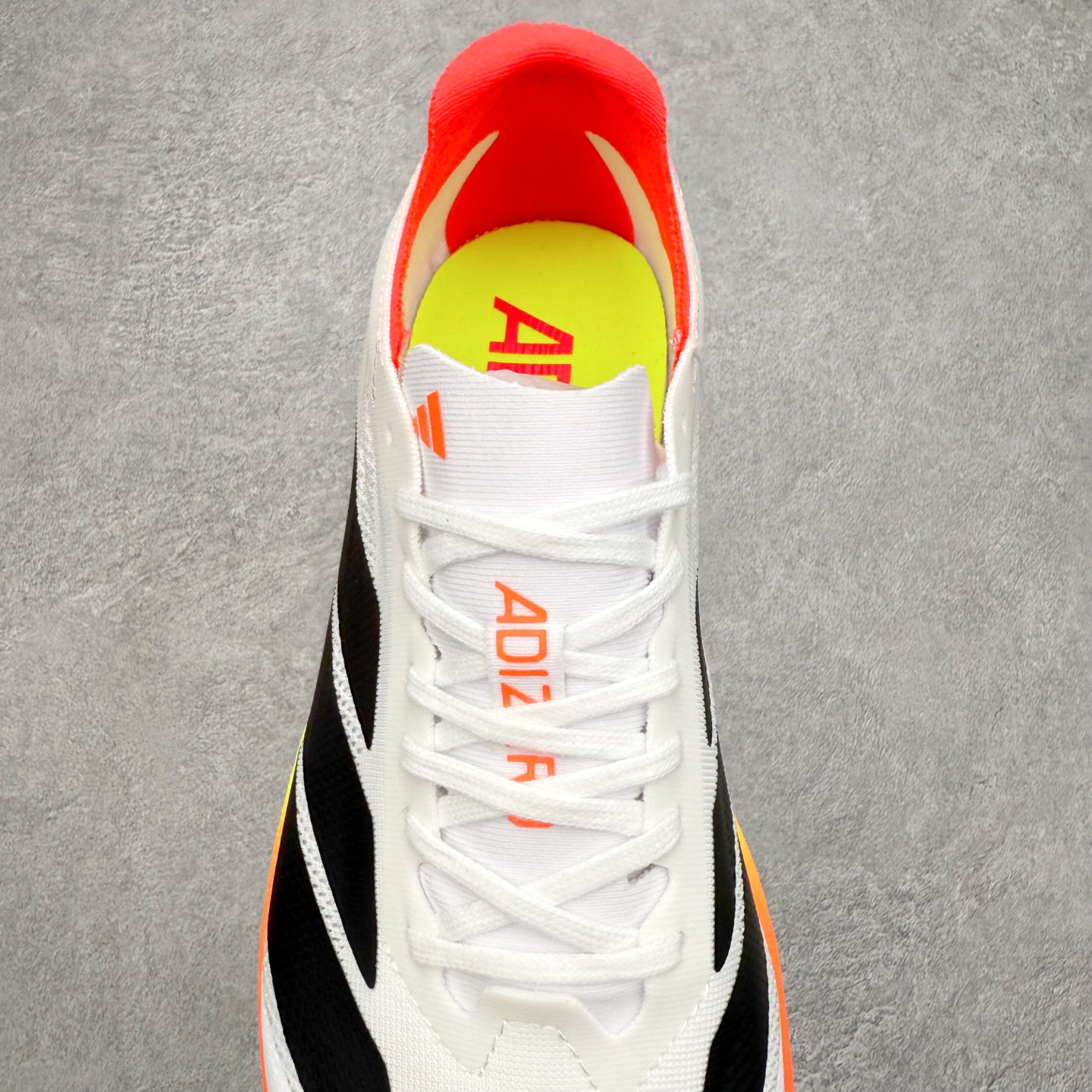 图片[5]-AD Adizero Drive RC M 马拉松竞速专业跑鞋 CELERMESH针织网面非常轻薄 纤维间的缝隙很大 可以保证跑步时的透气、排汗效果 鞋舌直接与两侧的内衬和鞋底连接在一起 在跑步过程中不会被鞋舌的左右移动所困扰 在标准鞋带孔的基础上再拓宽一组鞋带孔 适合不同脚型的需求 突破性 EnergyRods 技术，有助于跑者实现更好的成绩 中底独特的LIGHTSTRIKE PRO泡棉材质 微弹感觉在跑步过程中给予了良好的支撑体验 对于顶级精英和高水平进阶跑者来说 ADIOS PRO是一双值得信赖的竞速比赛用鞋 尺码：36 36.5 37.5 38 38.5 39 40 40.5 41 42 42.5 43 44 44.5 45-选品中心