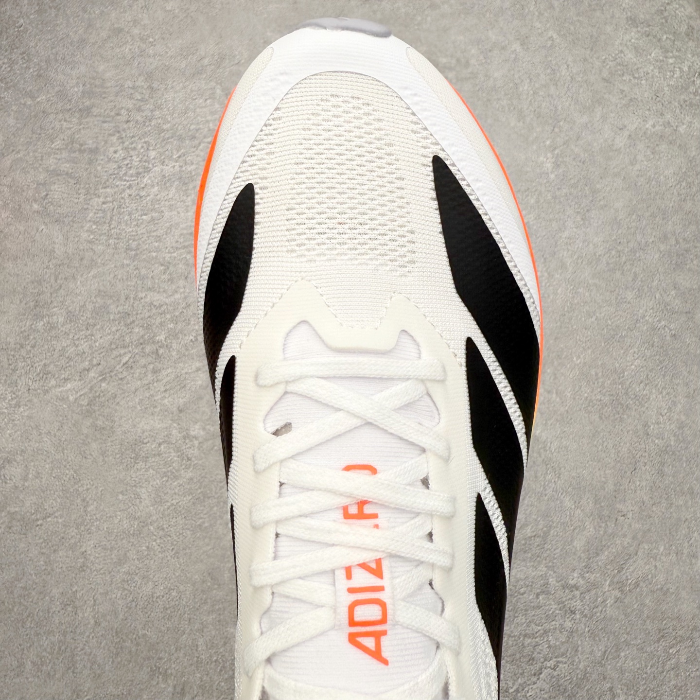 图片[4]-AD Adizero Drive RC M 马拉松竞速专业跑鞋 CELERMESH针织网面非常轻薄 纤维间的缝隙很大 可以保证跑步时的透气、排汗效果 鞋舌直接与两侧的内衬和鞋底连接在一起 在跑步过程中不会被鞋舌的左右移动所困扰 在标准鞋带孔的基础上再拓宽一组鞋带孔 适合不同脚型的需求 突破性 EnergyRods 技术，有助于跑者实现更好的成绩 中底独特的LIGHTSTRIKE PRO泡棉材质 微弹感觉在跑步过程中给予了良好的支撑体验 对于顶级精英和高水平进阶跑者来说 ADIOS PRO是一双值得信赖的竞速比赛用鞋 尺码：36 36.5 37.5 38 38.5 39 40 40.5 41 42 42.5 43 44 44.5 45-选品中心