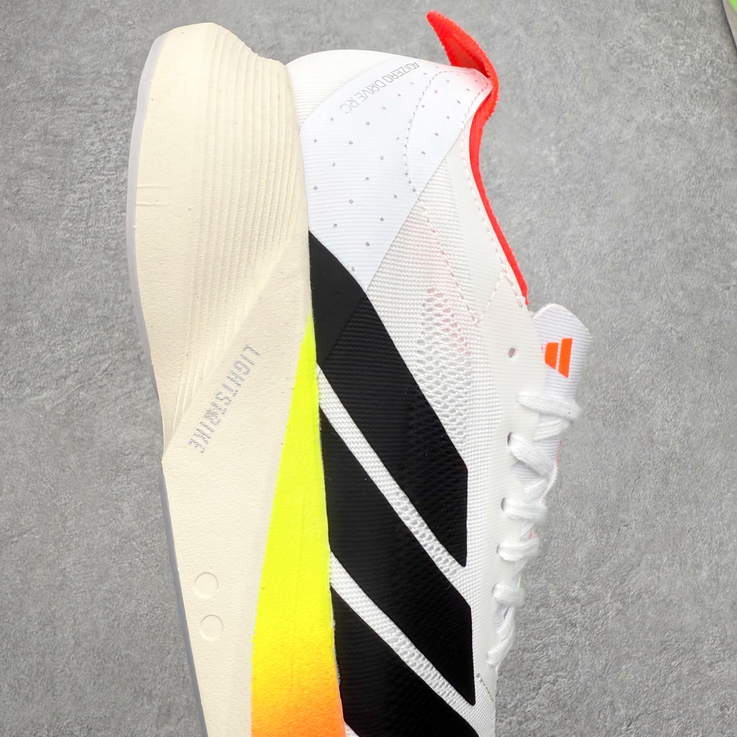 图片[6]-AD Adizero Drive RC M 马拉松竞速专业跑鞋 CELERMESH针织网面非常轻薄 纤维间的缝隙很大 可以保证跑步时的透气、排汗效果 鞋舌直接与两侧的内衬和鞋底连接在一起 在跑步过程中不会被鞋舌的左右移动所困扰 在标准鞋带孔的基础上再拓宽一组鞋带孔 适合不同脚型的需求 突破性 EnergyRods 技术，有助于跑者实现更好的成绩 中底独特的LIGHTSTRIKE PRO泡棉材质 微弹感觉在跑步过程中给予了良好的支撑体验 对于顶级精英和高水平进阶跑者来说 ADIOS PRO是一双值得信赖的竞速比赛用鞋 尺码：36 36.5 37.5 38 38.5 39 40 40.5 41 42 42.5 43 44 44.5 45-选品中心