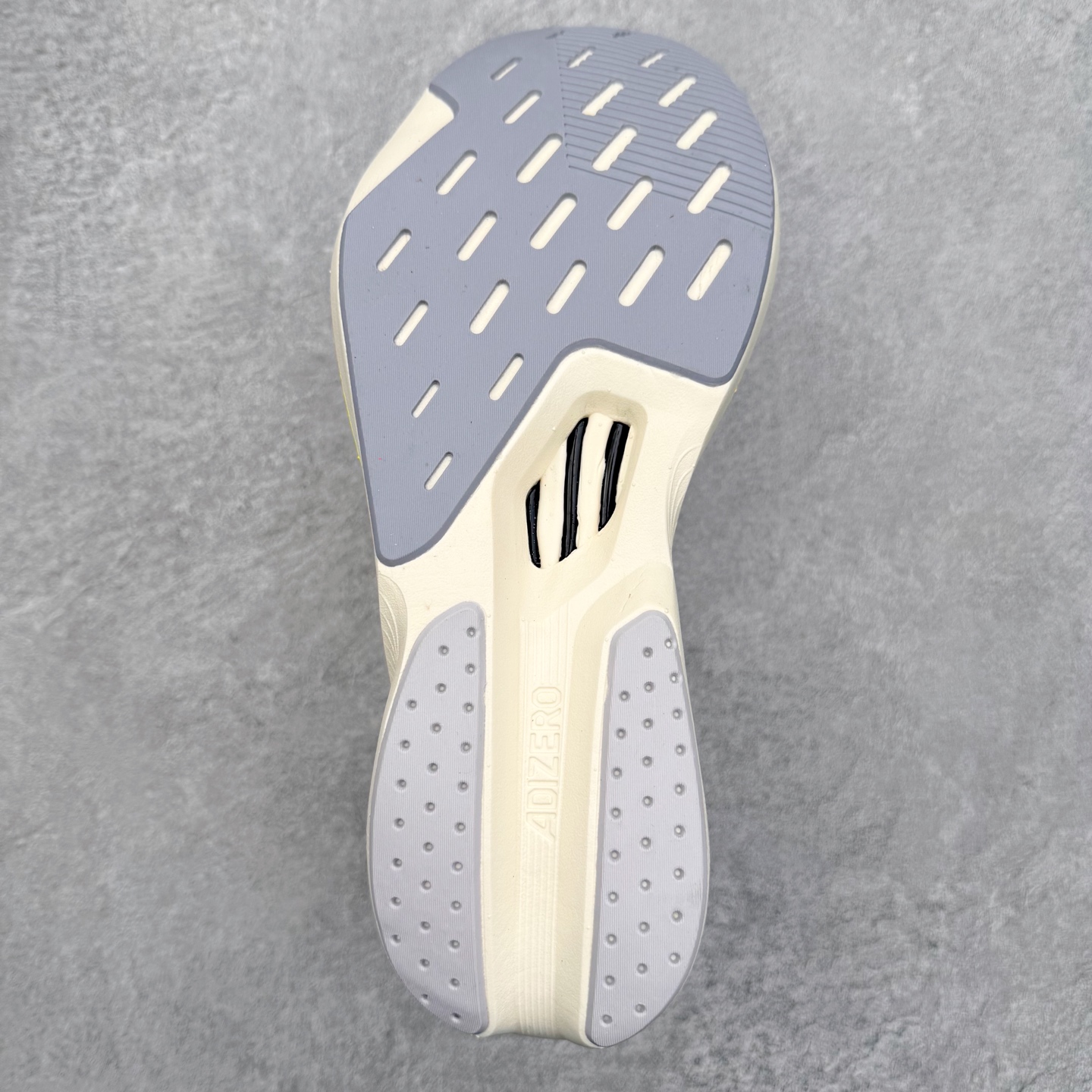 图片[9]-AD Adizero Drive RC M 马拉松竞速专业跑鞋 CELERMESH针织网面非常轻薄 纤维间的缝隙很大 可以保证跑步时的透气、排汗效果 鞋舌直接与两侧的内衬和鞋底连接在一起 在跑步过程中不会被鞋舌的左右移动所困扰 在标准鞋带孔的基础上再拓宽一组鞋带孔 适合不同脚型的需求 突破性 EnergyRods 技术，有助于跑者实现更好的成绩 中底独特的LIGHTSTRIKE PRO泡棉材质 微弹感觉在跑步过程中给予了良好的支撑体验 对于顶级精英和高水平进阶跑者来说 ADIOS PRO是一双值得信赖的竞速比赛用鞋 尺码：36 36.5 37.5 38 38.5 39 40 40.5 41 42 42.5 43 44 44.5 45-选品中心