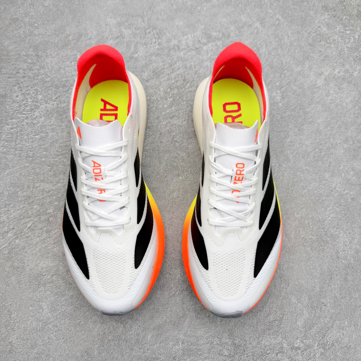 图片[2]-AD Adizero Drive RC M 马拉松竞速专业跑鞋 CELERMESH针织网面非常轻薄 纤维间的缝隙很大 可以保证跑步时的透气、排汗效果 鞋舌直接与两侧的内衬和鞋底连接在一起 在跑步过程中不会被鞋舌的左右移动所困扰 在标准鞋带孔的基础上再拓宽一组鞋带孔 适合不同脚型的需求 突破性 EnergyRods 技术，有助于跑者实现更好的成绩 中底独特的LIGHTSTRIKE PRO泡棉材质 微弹感觉在跑步过程中给予了良好的支撑体验 对于顶级精英和高水平进阶跑者来说 ADIOS PRO是一双值得信赖的竞速比赛用鞋 尺码：36 36.5 37.5 38 38.5 39 40 40.5 41 42 42.5 43 44 44.5 45-选品中心