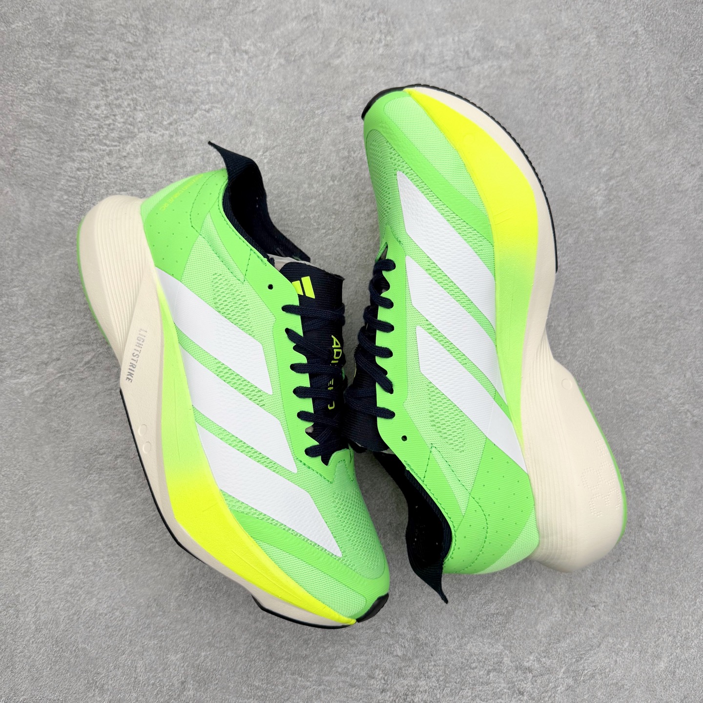 图片[3]-AD Adizero Drive RC M 马拉松竞速专业跑鞋 CELERMESH针织网面非常轻薄 纤维间的缝隙很大 可以保证跑步时的透气、排汗效果 鞋舌直接与两侧的内衬和鞋底连接在一起 在跑步过程中不会被鞋舌的左右移动所困扰 在标准鞋带孔的基础上再拓宽一组鞋带孔 适合不同脚型的需求 突破性 EnergyRods 技术，有助于跑者实现更好的成绩 中底独特的LIGHTSTRIKE PRO泡棉材质 微弹感觉在跑步过程中给予了良好的支撑体验 对于顶级精英和高水平进阶跑者来说 ADIOS PRO是一双值得信赖的竞速比赛用鞋 尺码：36 36.5 37.5 38 38.5 39 40 40.5 41 42 42.5 43 44 44.5 45-选品中心