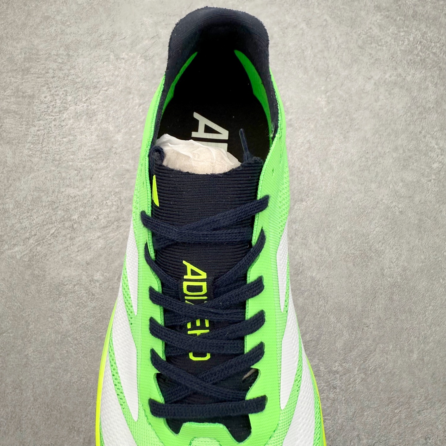 图片[5]-AD Adizero Drive RC M 马拉松竞速专业跑鞋 CELERMESH针织网面非常轻薄 纤维间的缝隙很大 可以保证跑步时的透气、排汗效果 鞋舌直接与两侧的内衬和鞋底连接在一起 在跑步过程中不会被鞋舌的左右移动所困扰 在标准鞋带孔的基础上再拓宽一组鞋带孔 适合不同脚型的需求 突破性 EnergyRods 技术，有助于跑者实现更好的成绩 中底独特的LIGHTSTRIKE PRO泡棉材质 微弹感觉在跑步过程中给予了良好的支撑体验 对于顶级精英和高水平进阶跑者来说 ADIOS PRO是一双值得信赖的竞速比赛用鞋 尺码：36 36.5 37.5 38 38.5 39 40 40.5 41 42 42.5 43 44 44.5 45-选品中心