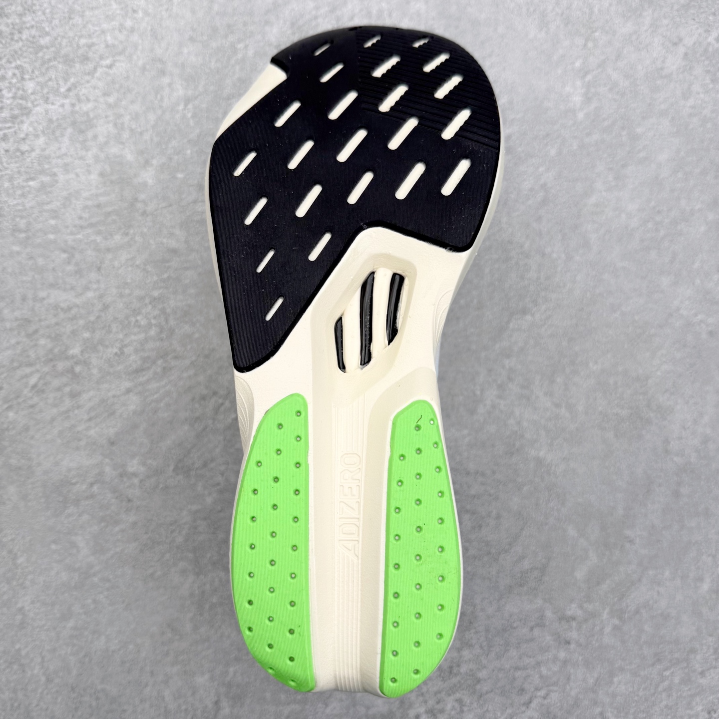 图片[9]-AD Adizero Drive RC M 马拉松竞速专业跑鞋 CELERMESH针织网面非常轻薄 纤维间的缝隙很大 可以保证跑步时的透气、排汗效果 鞋舌直接与两侧的内衬和鞋底连接在一起 在跑步过程中不会被鞋舌的左右移动所困扰 在标准鞋带孔的基础上再拓宽一组鞋带孔 适合不同脚型的需求 突破性 EnergyRods 技术，有助于跑者实现更好的成绩 中底独特的LIGHTSTRIKE PRO泡棉材质 微弹感觉在跑步过程中给予了良好的支撑体验 对于顶级精英和高水平进阶跑者来说 ADIOS PRO是一双值得信赖的竞速比赛用鞋 尺码：36 36.5 37.5 38 38.5 39 40 40.5 41 42 42.5 43 44 44.5 45-选品中心