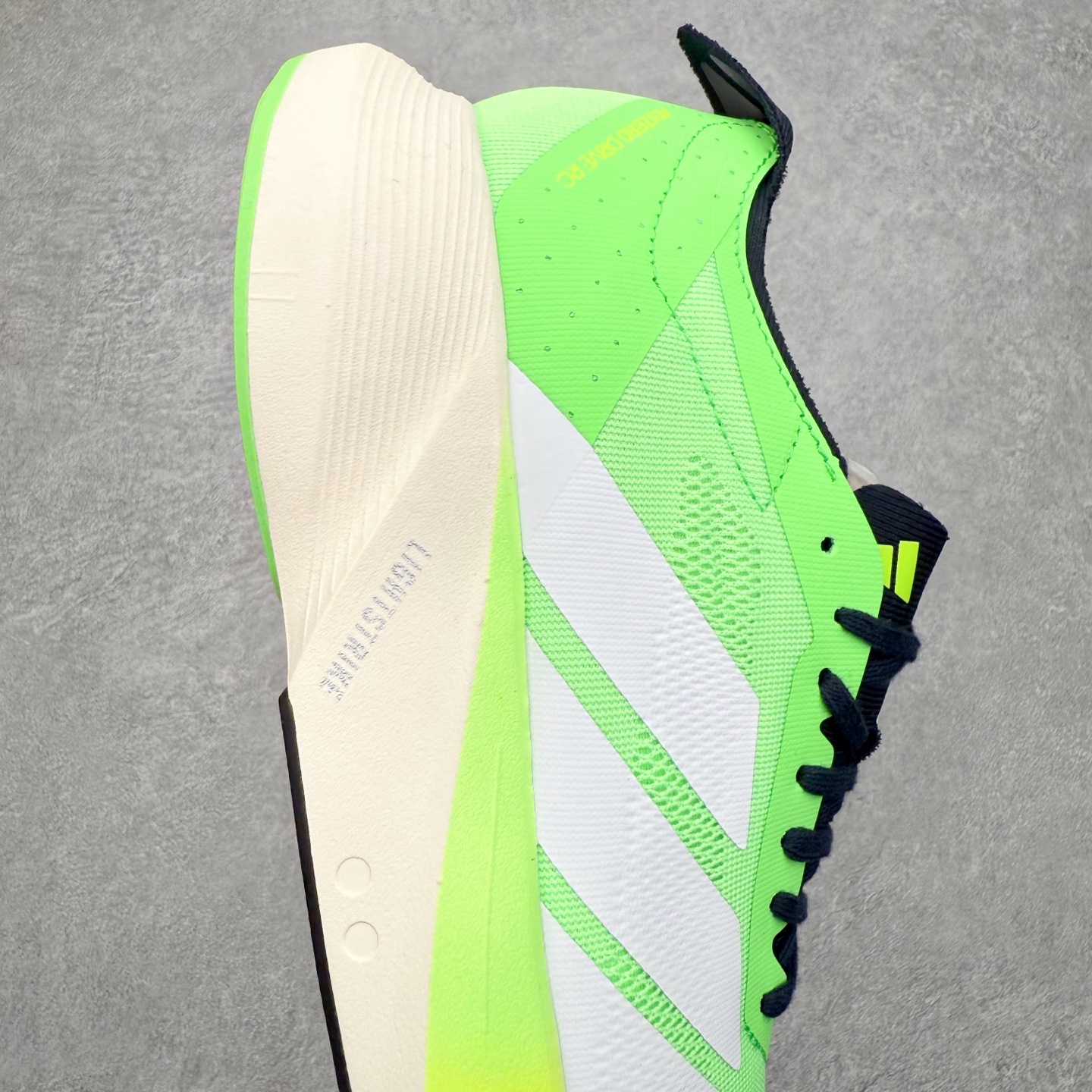 图片[6]-AD Adizero Drive RC M 马拉松竞速专业跑鞋 CELERMESH针织网面非常轻薄 纤维间的缝隙很大 可以保证跑步时的透气、排汗效果 鞋舌直接与两侧的内衬和鞋底连接在一起 在跑步过程中不会被鞋舌的左右移动所困扰 在标准鞋带孔的基础上再拓宽一组鞋带孔 适合不同脚型的需求 突破性 EnergyRods 技术，有助于跑者实现更好的成绩 中底独特的LIGHTSTRIKE PRO泡棉材质 微弹感觉在跑步过程中给予了良好的支撑体验 对于顶级精英和高水平进阶跑者来说 ADIOS PRO是一双值得信赖的竞速比赛用鞋 尺码：36 36.5 37.5 38 38.5 39 40 40.5 41 42 42.5 43 44 44.5 45-选品中心