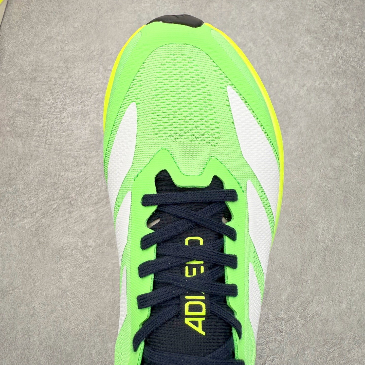 图片[4]-AD Adizero Drive RC M 马拉松竞速专业跑鞋 CELERMESH针织网面非常轻薄 纤维间的缝隙很大 可以保证跑步时的透气、排汗效果 鞋舌直接与两侧的内衬和鞋底连接在一起 在跑步过程中不会被鞋舌的左右移动所困扰 在标准鞋带孔的基础上再拓宽一组鞋带孔 适合不同脚型的需求 突破性 EnergyRods 技术，有助于跑者实现更好的成绩 中底独特的LIGHTSTRIKE PRO泡棉材质 微弹感觉在跑步过程中给予了良好的支撑体验 对于顶级精英和高水平进阶跑者来说 ADIOS PRO是一双值得信赖的竞速比赛用鞋 尺码：36 36.5 37.5 38 38.5 39 40 40.5 41 42 42.5 43 44 44.5 45-选品中心