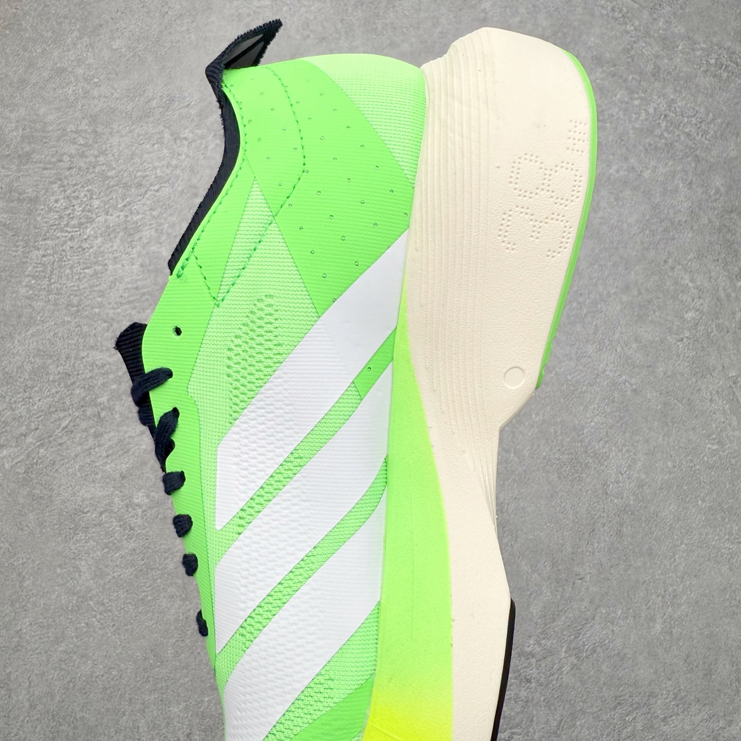 图片[7]-AD Adizero Drive RC M 马拉松竞速专业跑鞋 CELERMESH针织网面非常轻薄 纤维间的缝隙很大 可以保证跑步时的透气、排汗效果 鞋舌直接与两侧的内衬和鞋底连接在一起 在跑步过程中不会被鞋舌的左右移动所困扰 在标准鞋带孔的基础上再拓宽一组鞋带孔 适合不同脚型的需求 突破性 EnergyRods 技术，有助于跑者实现更好的成绩 中底独特的LIGHTSTRIKE PRO泡棉材质 微弹感觉在跑步过程中给予了良好的支撑体验 对于顶级精英和高水平进阶跑者来说 ADIOS PRO是一双值得信赖的竞速比赛用鞋 尺码：36 36.5 37.5 38 38.5 39 40 40.5 41 42 42.5 43 44 44.5 45-选品中心