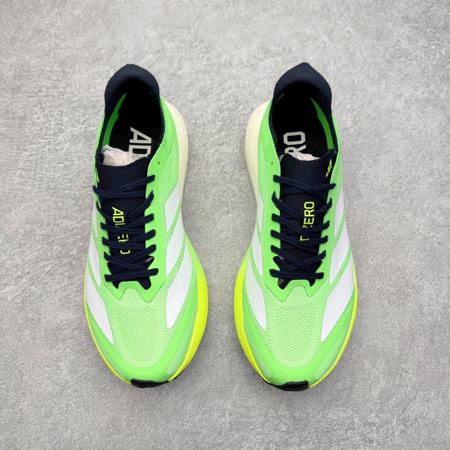 图片[2]-AD Adizero Drive RC M 马拉松竞速专业跑鞋 CELERMESH针织网面非常轻薄 纤维间的缝隙很大 可以保证跑步时的透气、排汗效果 鞋舌直接与两侧的内衬和鞋底连接在一起 在跑步过程中不会被鞋舌的左右移动所困扰 在标准鞋带孔的基础上再拓宽一组鞋带孔 适合不同脚型的需求 突破性 EnergyRods 技术，有助于跑者实现更好的成绩 中底独特的LIGHTSTRIKE PRO泡棉材质 微弹感觉在跑步过程中给予了良好的支撑体验 对于顶级精英和高水平进阶跑者来说 ADIOS PRO是一双值得信赖的竞速比赛用鞋 尺码：36 36.5 37.5 38 38.5 39 40 40.5 41 42 42.5 43 44 44.5 45-选品中心