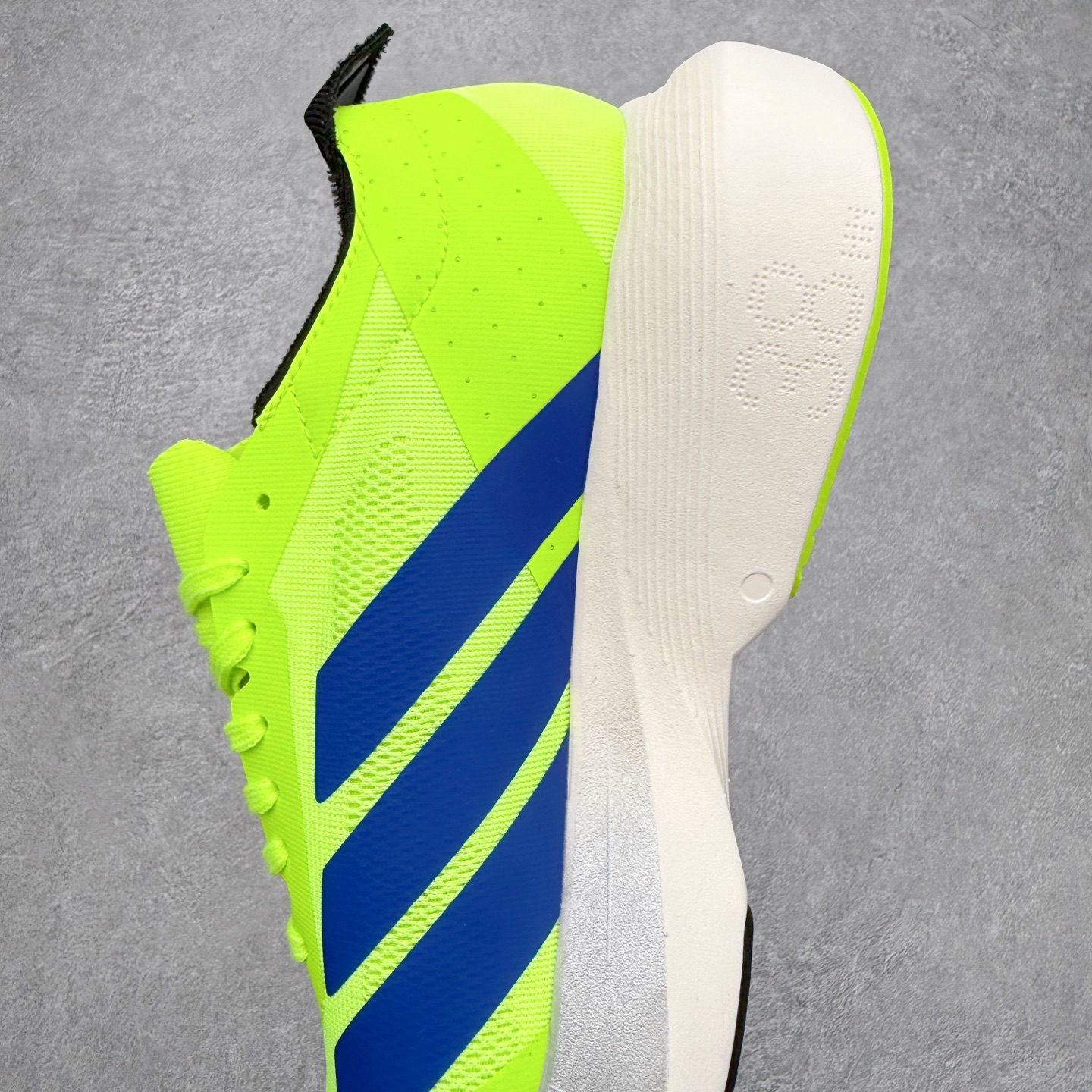 图片[7]-AD Adizero Drive RC M 马拉松竞速专业跑鞋 CELERMESH针织网面非常轻薄 纤维间的缝隙很大 可以保证跑步时的透气、排汗效果 鞋舌直接与两侧的内衬和鞋底连接在一起 在跑步过程中不会被鞋舌的左右移动所困扰 在标准鞋带孔的基础上再拓宽一组鞋带孔 适合不同脚型的需求 突破性 EnergyRods 技术，有助于跑者实现更好的成绩 中底独特的LIGHTSTRIKE PRO泡棉材质 微弹感觉在跑步过程中给予了良好的支撑体验 对于顶级精英和高水平进阶跑者来说 ADIOS PRO是一双值得信赖的竞速比赛用鞋 尺码：36 36.5 37.5 38 38.5 39 40 40.5 41 42 42.5 43 44 44.5 45-选品中心