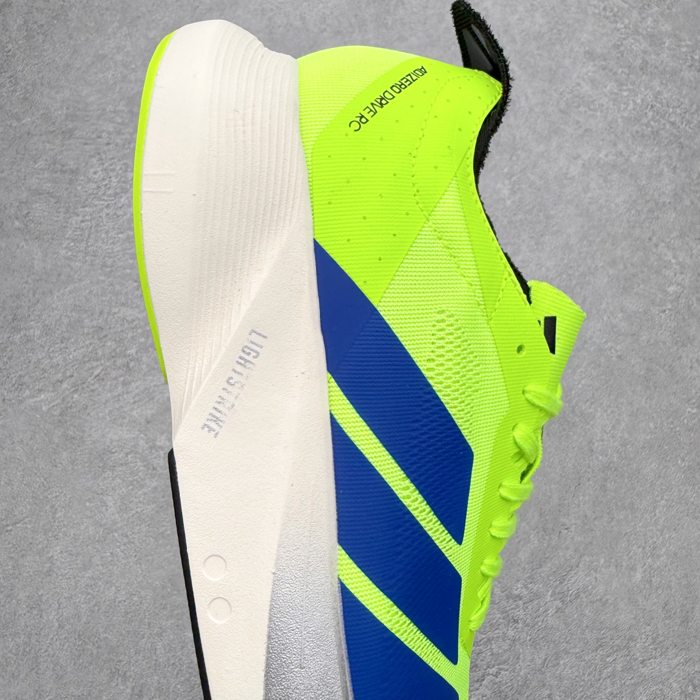 图片[6]-AD Adizero Drive RC M 马拉松竞速专业跑鞋 CELERMESH针织网面非常轻薄 纤维间的缝隙很大 可以保证跑步时的透气、排汗效果 鞋舌直接与两侧的内衬和鞋底连接在一起 在跑步过程中不会被鞋舌的左右移动所困扰 在标准鞋带孔的基础上再拓宽一组鞋带孔 适合不同脚型的需求 突破性 EnergyRods 技术，有助于跑者实现更好的成绩 中底独特的LIGHTSTRIKE PRO泡棉材质 微弹感觉在跑步过程中给予了良好的支撑体验 对于顶级精英和高水平进阶跑者来说 ADIOS PRO是一双值得信赖的竞速比赛用鞋 尺码：36 36.5 37.5 38 38.5 39 40 40.5 41 42 42.5 43 44 44.5 45-选品中心