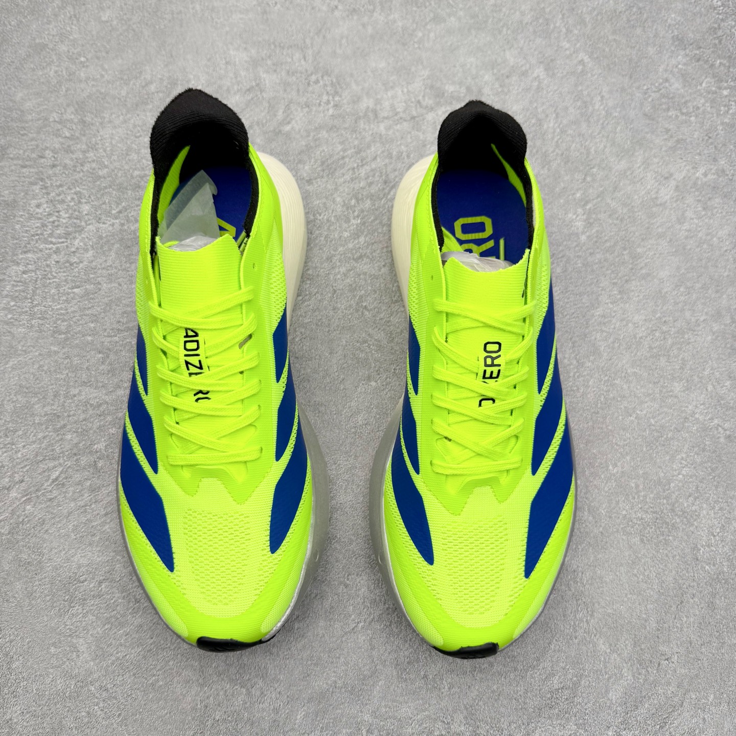 图片[2]-AD Adizero Drive RC M 马拉松竞速专业跑鞋 CELERMESH针织网面非常轻薄 纤维间的缝隙很大 可以保证跑步时的透气、排汗效果 鞋舌直接与两侧的内衬和鞋底连接在一起 在跑步过程中不会被鞋舌的左右移动所困扰 在标准鞋带孔的基础上再拓宽一组鞋带孔 适合不同脚型的需求 突破性 EnergyRods 技术，有助于跑者实现更好的成绩 中底独特的LIGHTSTRIKE PRO泡棉材质 微弹感觉在跑步过程中给予了良好的支撑体验 对于顶级精英和高水平进阶跑者来说 ADIOS PRO是一双值得信赖的竞速比赛用鞋 尺码：36 36.5 37.5 38 38.5 39 40 40.5 41 42 42.5 43 44 44.5 45-选品中心