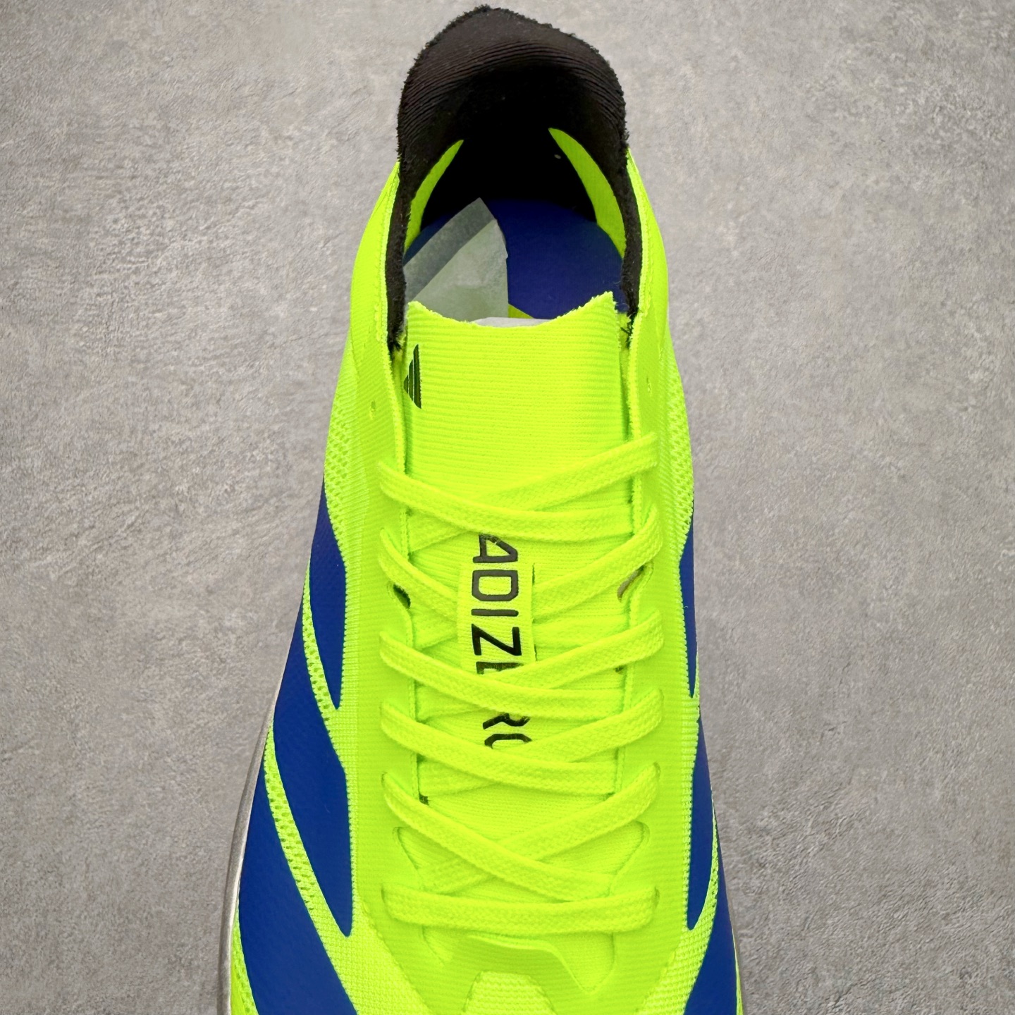 图片[5]-AD Adizero Drive RC M 马拉松竞速专业跑鞋 CELERMESH针织网面非常轻薄 纤维间的缝隙很大 可以保证跑步时的透气、排汗效果 鞋舌直接与两侧的内衬和鞋底连接在一起 在跑步过程中不会被鞋舌的左右移动所困扰 在标准鞋带孔的基础上再拓宽一组鞋带孔 适合不同脚型的需求 突破性 EnergyRods 技术，有助于跑者实现更好的成绩 中底独特的LIGHTSTRIKE PRO泡棉材质 微弹感觉在跑步过程中给予了良好的支撑体验 对于顶级精英和高水平进阶跑者来说 ADIOS PRO是一双值得信赖的竞速比赛用鞋 尺码：36 36.5 37.5 38 38.5 39 40 40.5 41 42 42.5 43 44 44.5 45-选品中心