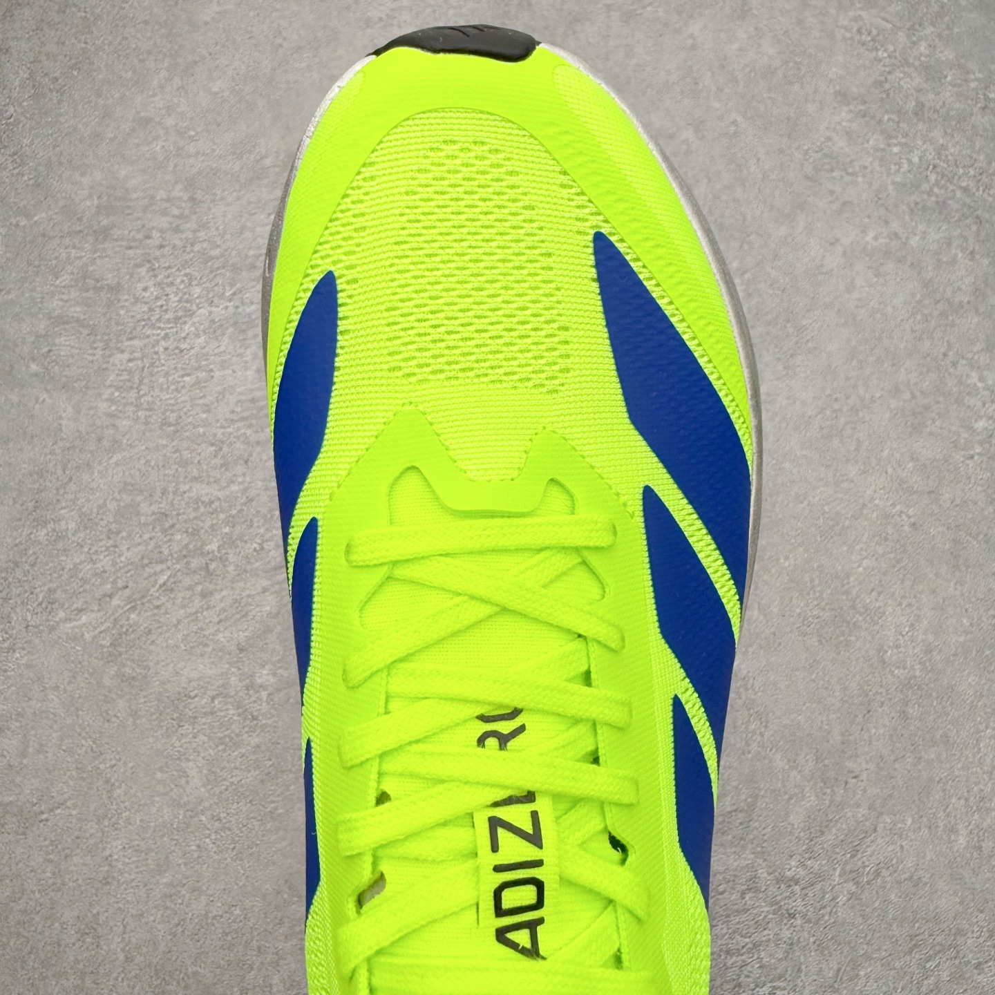 图片[4]-AD Adizero Drive RC M 马拉松竞速专业跑鞋 CELERMESH针织网面非常轻薄 纤维间的缝隙很大 可以保证跑步时的透气、排汗效果 鞋舌直接与两侧的内衬和鞋底连接在一起 在跑步过程中不会被鞋舌的左右移动所困扰 在标准鞋带孔的基础上再拓宽一组鞋带孔 适合不同脚型的需求 突破性 EnergyRods 技术，有助于跑者实现更好的成绩 中底独特的LIGHTSTRIKE PRO泡棉材质 微弹感觉在跑步过程中给予了良好的支撑体验 对于顶级精英和高水平进阶跑者来说 ADIOS PRO是一双值得信赖的竞速比赛用鞋 尺码：36 36.5 37.5 38 38.5 39 40 40.5 41 42 42.5 43 44 44.5 45-选品中心