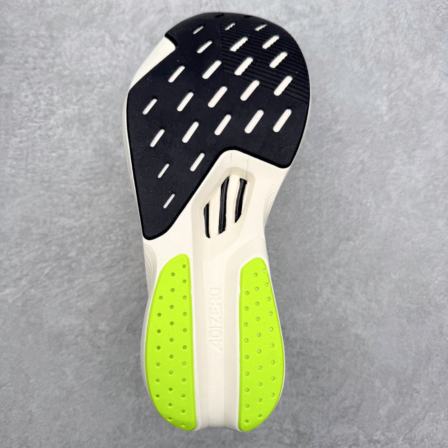 图片[9]-AD Adizero Drive RC M 马拉松竞速专业跑鞋 CELERMESH针织网面非常轻薄 纤维间的缝隙很大 可以保证跑步时的透气、排汗效果 鞋舌直接与两侧的内衬和鞋底连接在一起 在跑步过程中不会被鞋舌的左右移动所困扰 在标准鞋带孔的基础上再拓宽一组鞋带孔 适合不同脚型的需求 突破性 EnergyRods 技术，有助于跑者实现更好的成绩 中底独特的LIGHTSTRIKE PRO泡棉材质 微弹感觉在跑步过程中给予了良好的支撑体验 对于顶级精英和高水平进阶跑者来说 ADIOS PRO是一双值得信赖的竞速比赛用鞋 尺码：36 36.5 37.5 38 38.5 39 40 40.5 41 42 42.5 43 44 44.5 45-选品中心