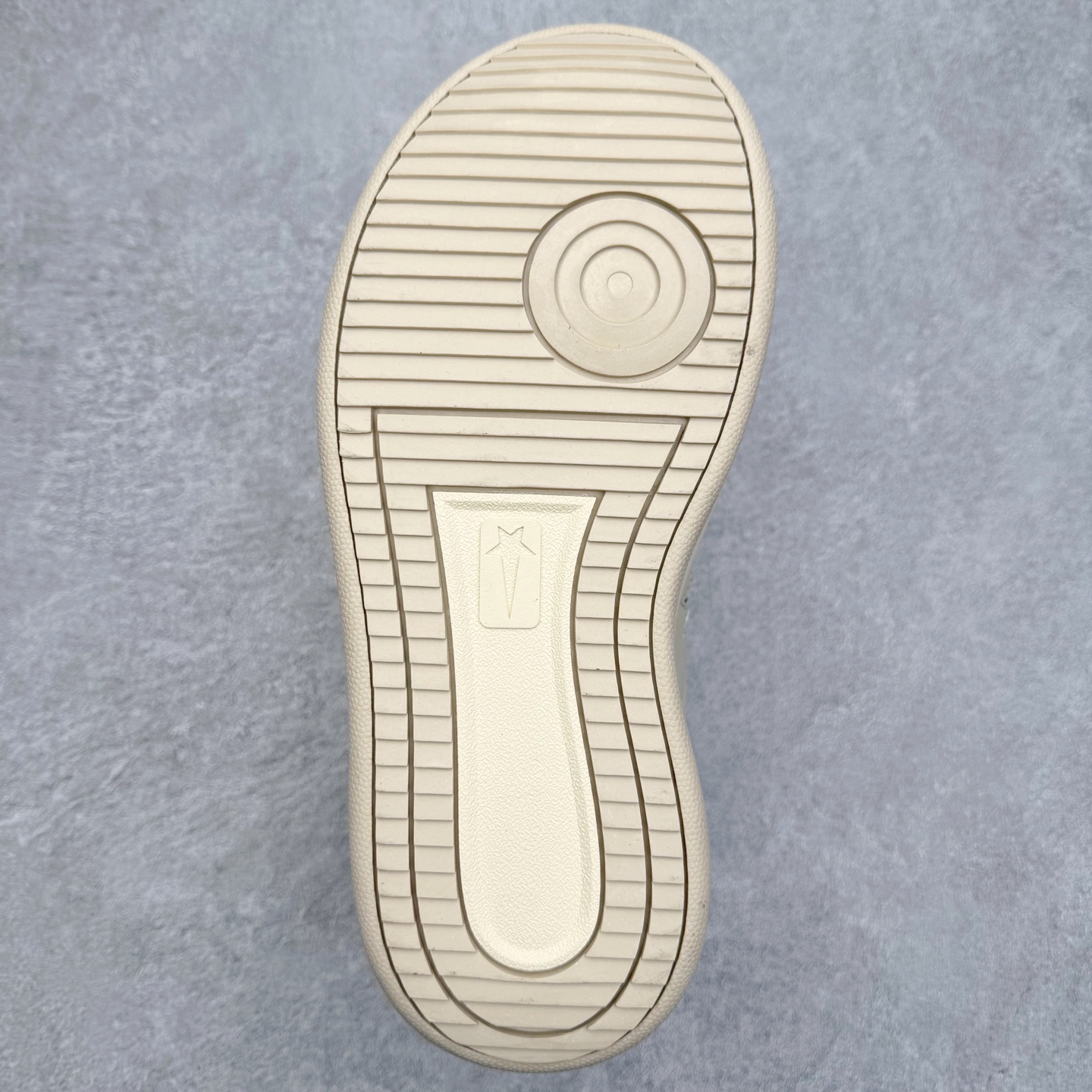 图片[9]-Rick Owens DRKSHDW x Converse 融合前卫与经典，挑战传统，定义新潮流。设计独特，展现出个性和时尚感，别具一格的潮流魅力，让您在人群中脱颖而出，简约又大方。踩上它每一步都踏出独属于你的个性风范。 Sizs：35 36 36.5 37 37.5 38 39 39.5 40 41 41.5 42 42.5 43 44-选品中心