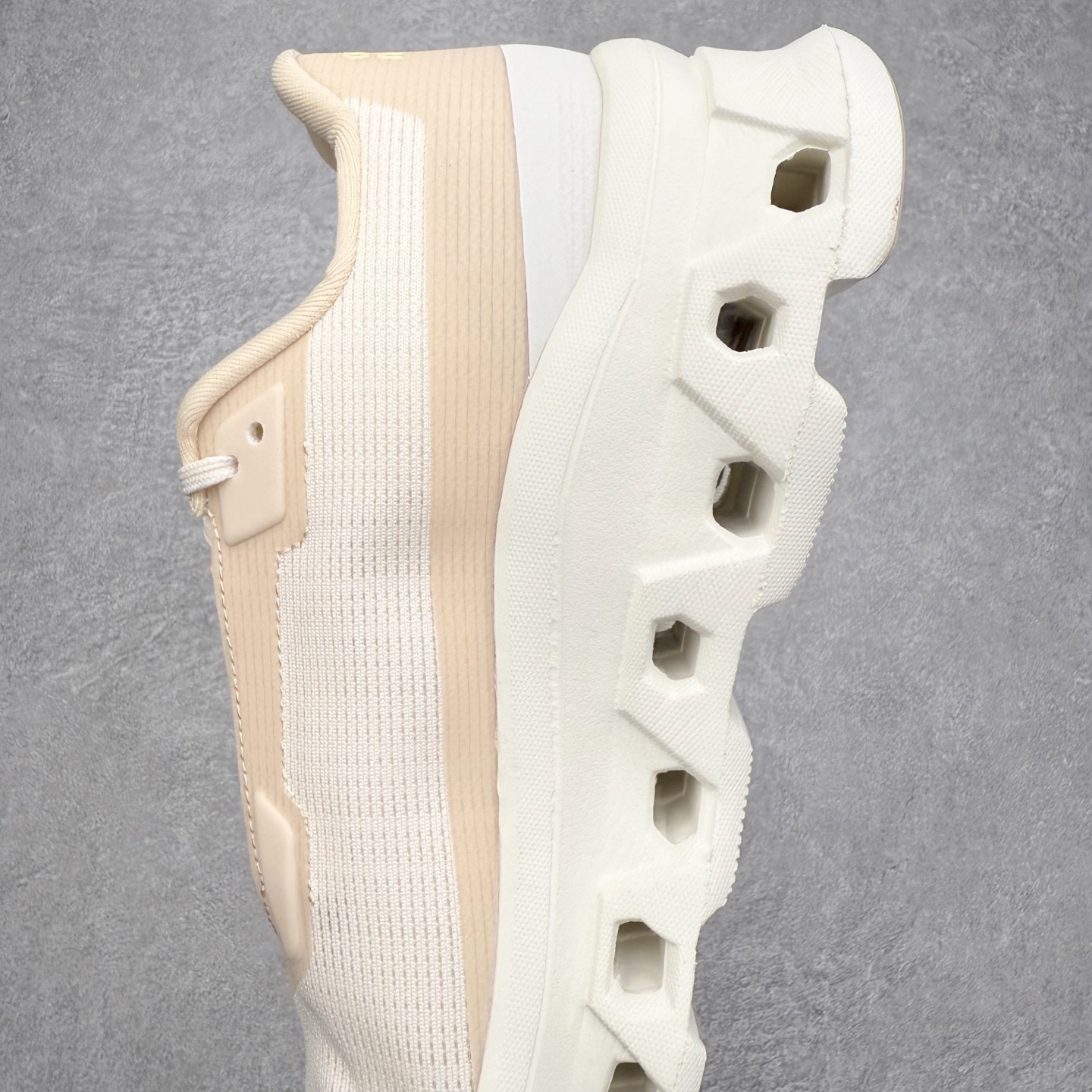 图片[7]-On昂跑 Cloudmonster 舒适 织物防滑透气回弹 低帮 休闲长跑城市通勤跑步鞋 此运动品牌 开创于2010年 缓震着陆、强效回弹、轻柔质感的设计构思始终是ON研制关键 与此同时基于“为全球提供革新性的跑步感受”信念 陆续推出了多款跑鞋及其以专业运动人体跑步工程学为设计关键的功能性跑步服饰设备 让跑者不费力气地畅快畅跑 尺码：36 36.5 37.5 38 38.5 39 40 40.5 41 42 42.5 43 44 44.5 45-选品中心