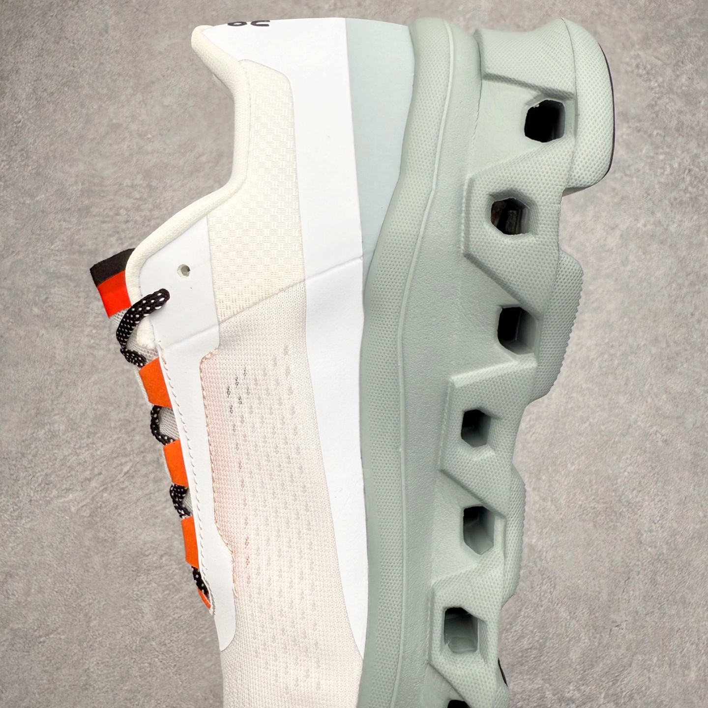 图片[7]-On昂跑 Cloudmonster 舒适 织物防滑透气回弹 低帮 休闲长跑城市通勤跑步鞋 此运动品牌 开创于2010年 缓震着陆、强效回弹、轻柔质感的设计构思始终是ON研制关键 与此同时基于“为全球提供革新性的跑步感受”信念 陆续推出了多款跑鞋及其以专业运动人体跑步工程学为设计关键的功能性跑步服饰设备 让跑者不费力气地畅快畅跑 尺码：36 36.5 37.5 38 38.5 39 40 40.5 41 42 42.5 43 44 44.5 45-选品中心