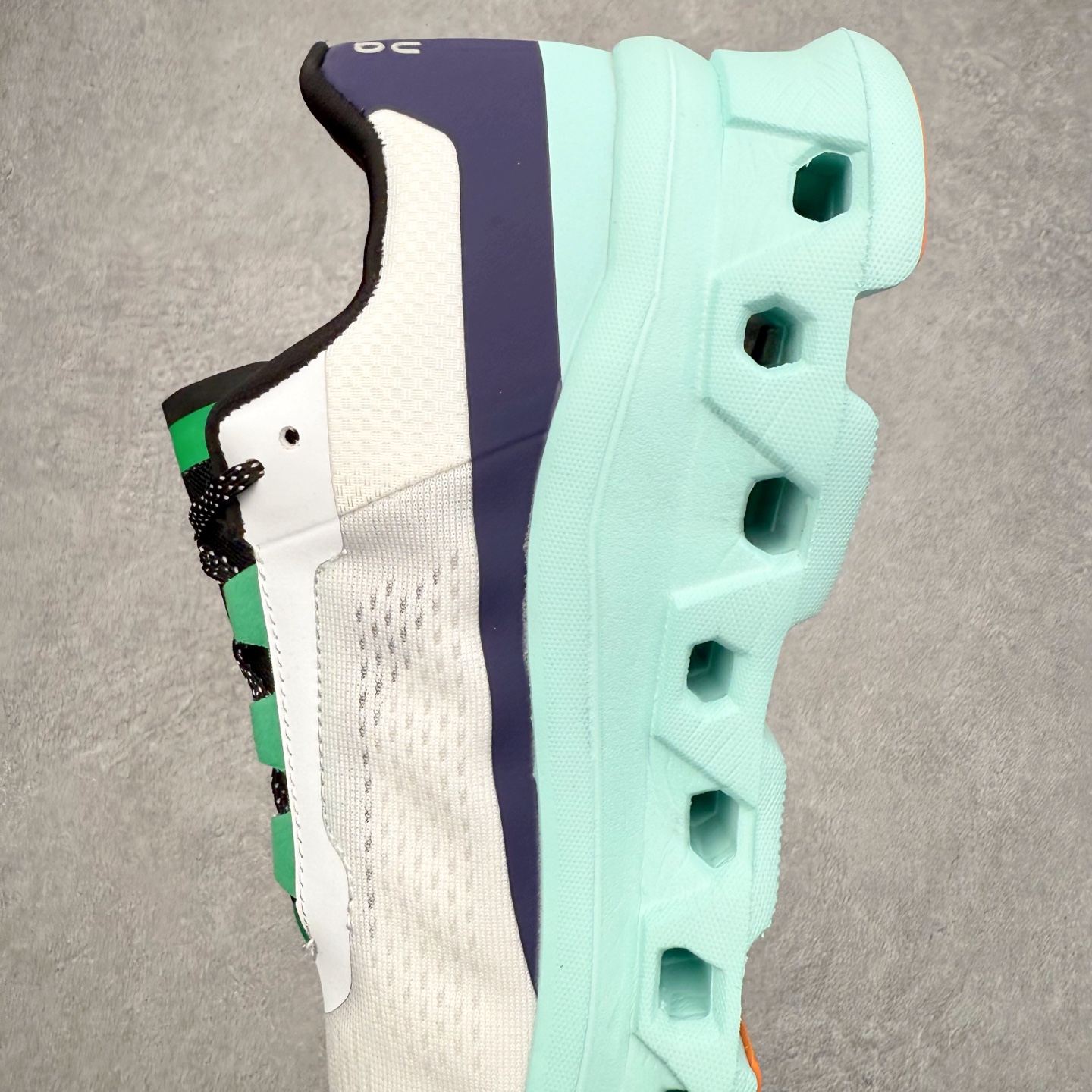 图片[7]-On昂跑 Cloudmonster 舒适 织物防滑透气回弹 低帮 休闲长跑城市通勤跑步鞋 此运动品牌 开创于2010年 缓震着陆、强效回弹、轻柔质感的设计构思始终是ON研制关键 与此同时基于“为全球提供革新性的跑步感受”信念 陆续推出了多款跑鞋及其以专业运动人体跑步工程学为设计关键的功能性跑步服饰设备 让跑者不费力气地畅快畅跑 尺码：36 36.5 37.5 38 38.5 39 40 40.5 41 42 42.5 43 44 44.5 45-选品中心