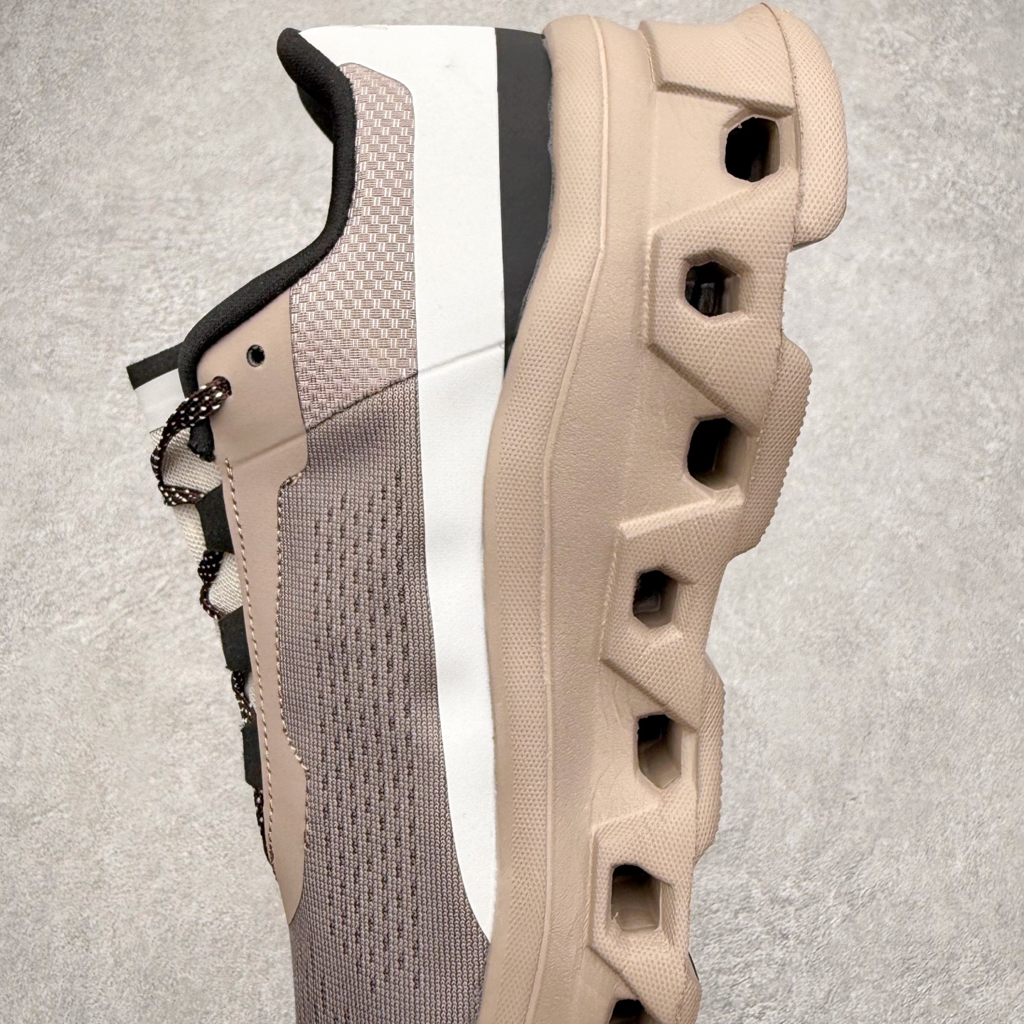 图片[7]-On昂跑 Cloudmonster 舒适 织物防滑透气回弹 低帮 休闲长跑城市通勤跑步鞋 此运动品牌 开创于2010年 缓震着陆、强效回弹、轻柔质感的设计构思始终是ON研制关键 与此同时基于“为全球提供革新性的跑步感受”信念 陆续推出了多款跑鞋及其以专业运动人体跑步工程学为设计关键的功能性跑步服饰设备 让跑者不费力气地畅快畅跑 尺码：36 36.5 37.5 38 38.5 39 40 40.5 41 42 42.5 43 44 44.5 45-选品中心