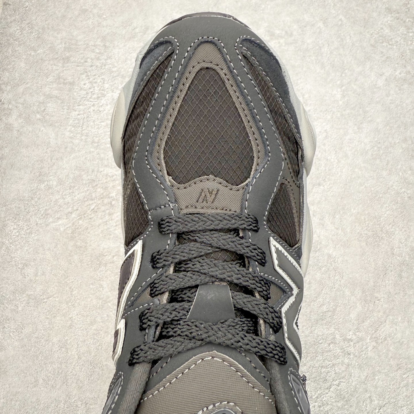 图片[4]-New Balance NB9060 复古运动鞋 新百伦又带来了新鞋型 并且是与芝加哥街头品牌 Joe Freshgoods 的联名款 鞋身主体采用了类似 990 系列的设计风格 与传统复古慢跑鞋区别不大 最大的变化就是鞋底部分 在传统设计的中底外层 增加了多个分区的模块 圆润的线条设计与我们熟悉的 New Balance 风格截然不同 但与同样充满弧形线条的鞋面搭配 看起来毫无违和感 尺码：36-45-选品中心
