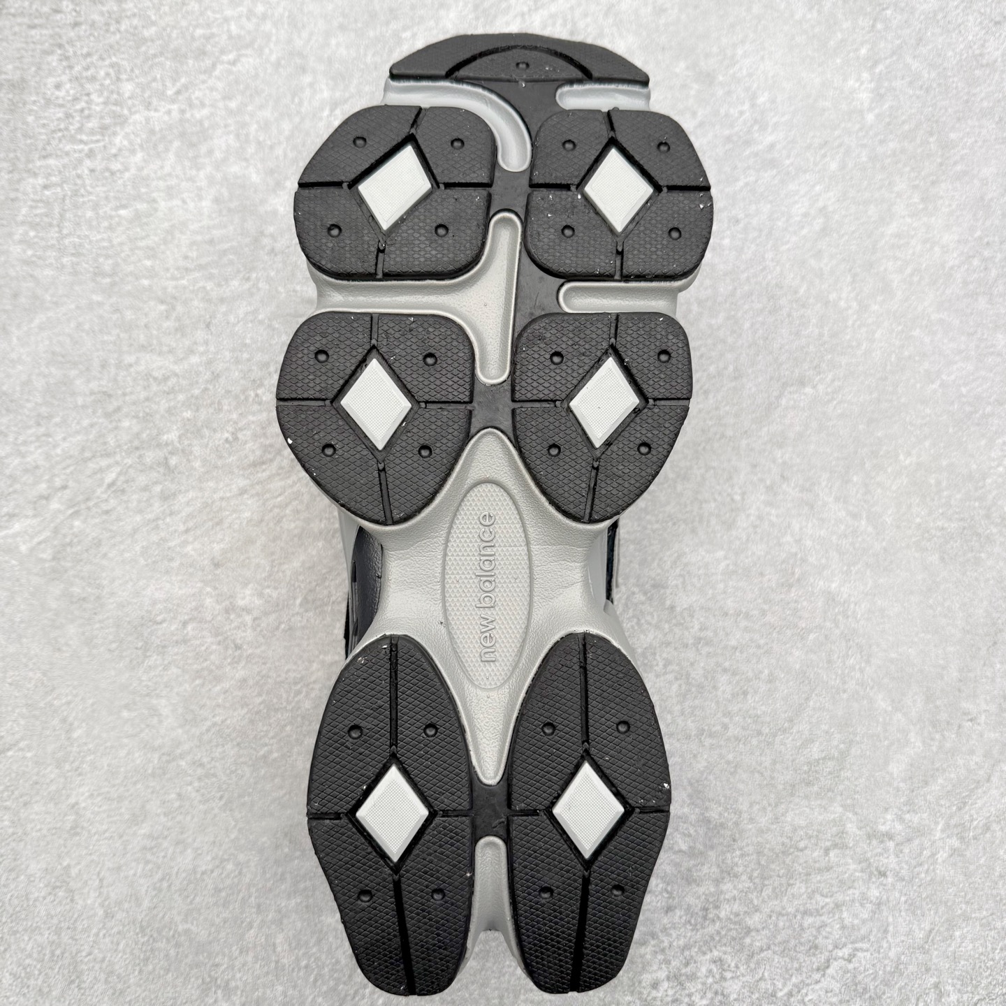 图片[9]-New Balance NB9060 复古运动鞋 新百伦又带来了新鞋型 并且是与芝加哥街头品牌 Joe Freshgoods 的联名款 鞋身主体采用了类似 990 系列的设计风格 与传统复古慢跑鞋区别不大 最大的变化就是鞋底部分 在传统设计的中底外层 增加了多个分区的模块 圆润的线条设计与我们熟悉的 New Balance 风格截然不同 但与同样充满弧形线条的鞋面搭配 看起来毫无违和感 尺码：36-45-选品中心