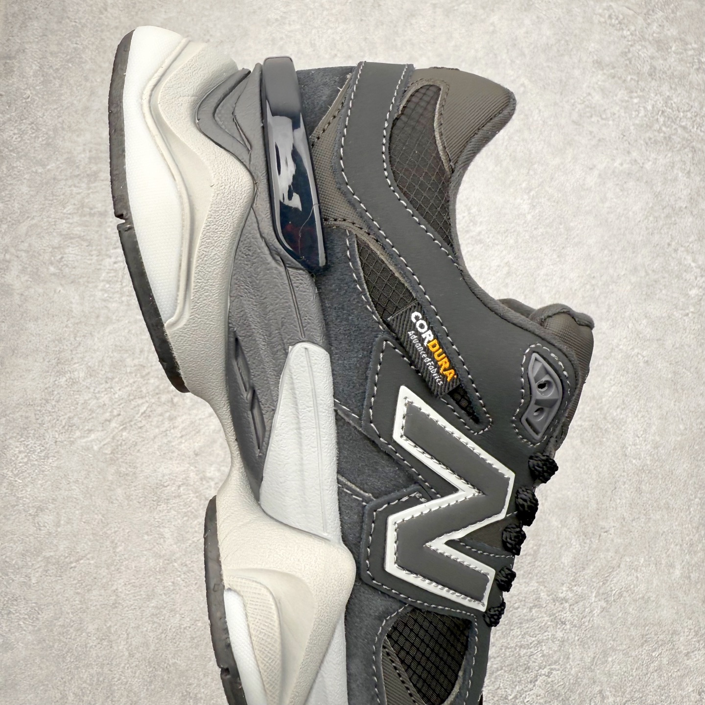 图片[6]-New Balance NB9060 复古运动鞋 新百伦又带来了新鞋型 并且是与芝加哥街头品牌 Joe Freshgoods 的联名款 鞋身主体采用了类似 990 系列的设计风格 与传统复古慢跑鞋区别不大 最大的变化就是鞋底部分 在传统设计的中底外层 增加了多个分区的模块 圆润的线条设计与我们熟悉的 New Balance 风格截然不同 但与同样充满弧形线条的鞋面搭配 看起来毫无违和感 尺码：36-45-选品中心