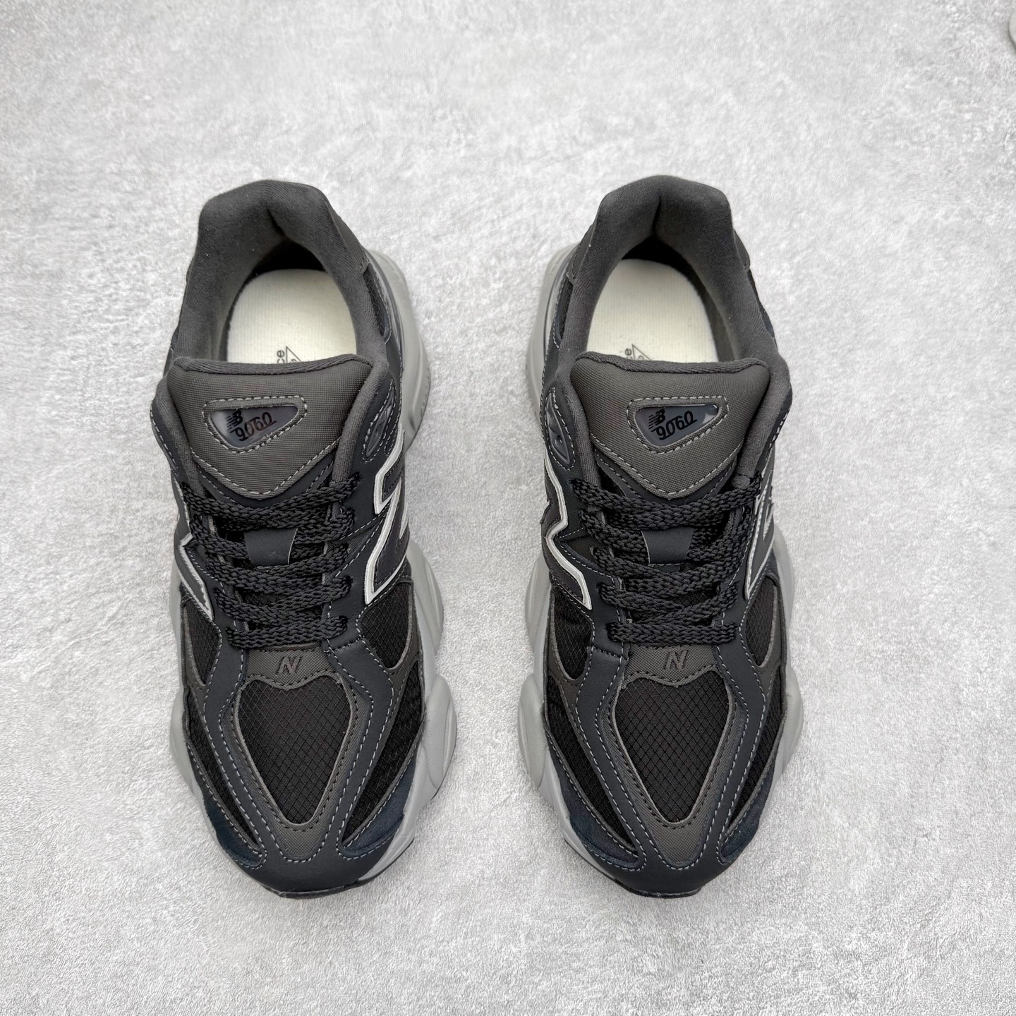 图片[2]-New Balance NB9060 复古运动鞋 新百伦又带来了新鞋型 并且是与芝加哥街头品牌 Joe Freshgoods 的联名款 鞋身主体采用了类似 990 系列的设计风格 与传统复古慢跑鞋区别不大 最大的变化就是鞋底部分 在传统设计的中底外层 增加了多个分区的模块 圆润的线条设计与我们熟悉的 New Balance 风格截然不同 但与同样充满弧形线条的鞋面搭配 看起来毫无违和感 尺码：36-45-选品中心