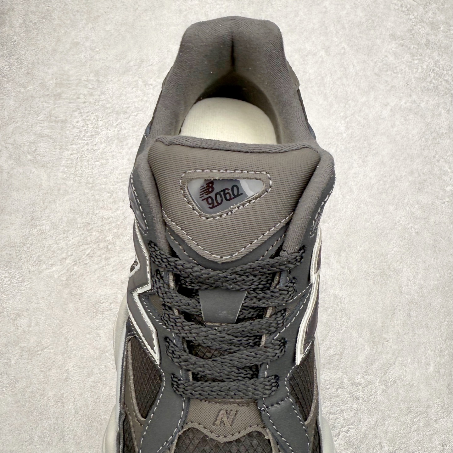 图片[5]-New Balance NB9060 复古运动鞋 新百伦又带来了新鞋型 并且是与芝加哥街头品牌 Joe Freshgoods 的联名款 鞋身主体采用了类似 990 系列的设计风格 与传统复古慢跑鞋区别不大 最大的变化就是鞋底部分 在传统设计的中底外层 增加了多个分区的模块 圆润的线条设计与我们熟悉的 New Balance 风格截然不同 但与同样充满弧形线条的鞋面搭配 看起来毫无违和感 尺码：36-45-选品中心