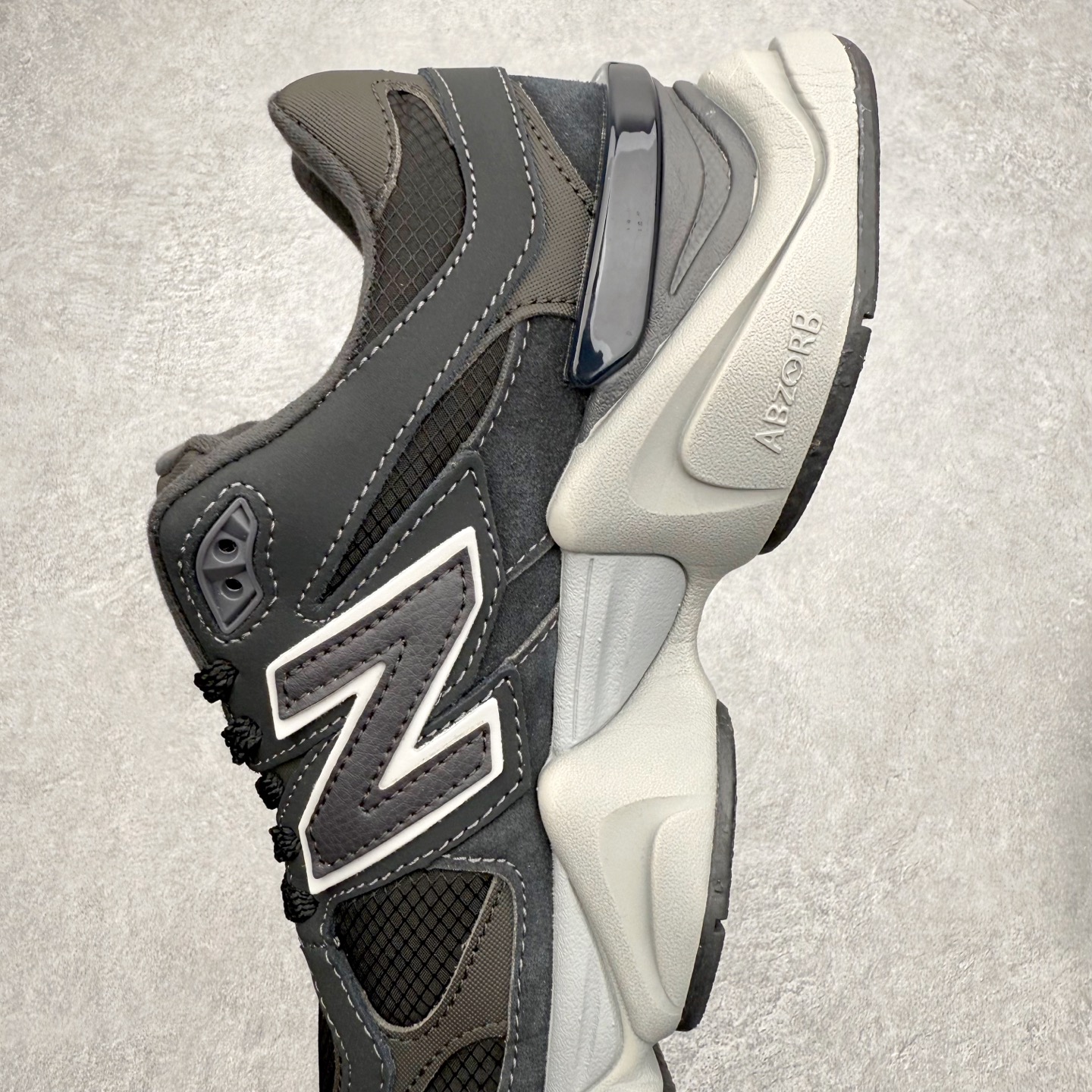 图片[7]-New Balance NB9060 复古运动鞋 新百伦又带来了新鞋型 并且是与芝加哥街头品牌 Joe Freshgoods 的联名款 鞋身主体采用了类似 990 系列的设计风格 与传统复古慢跑鞋区别不大 最大的变化就是鞋底部分 在传统设计的中底外层 增加了多个分区的模块 圆润的线条设计与我们熟悉的 New Balance 风格截然不同 但与同样充满弧形线条的鞋面搭配 看起来毫无违和感 尺码：36-45-选品中心